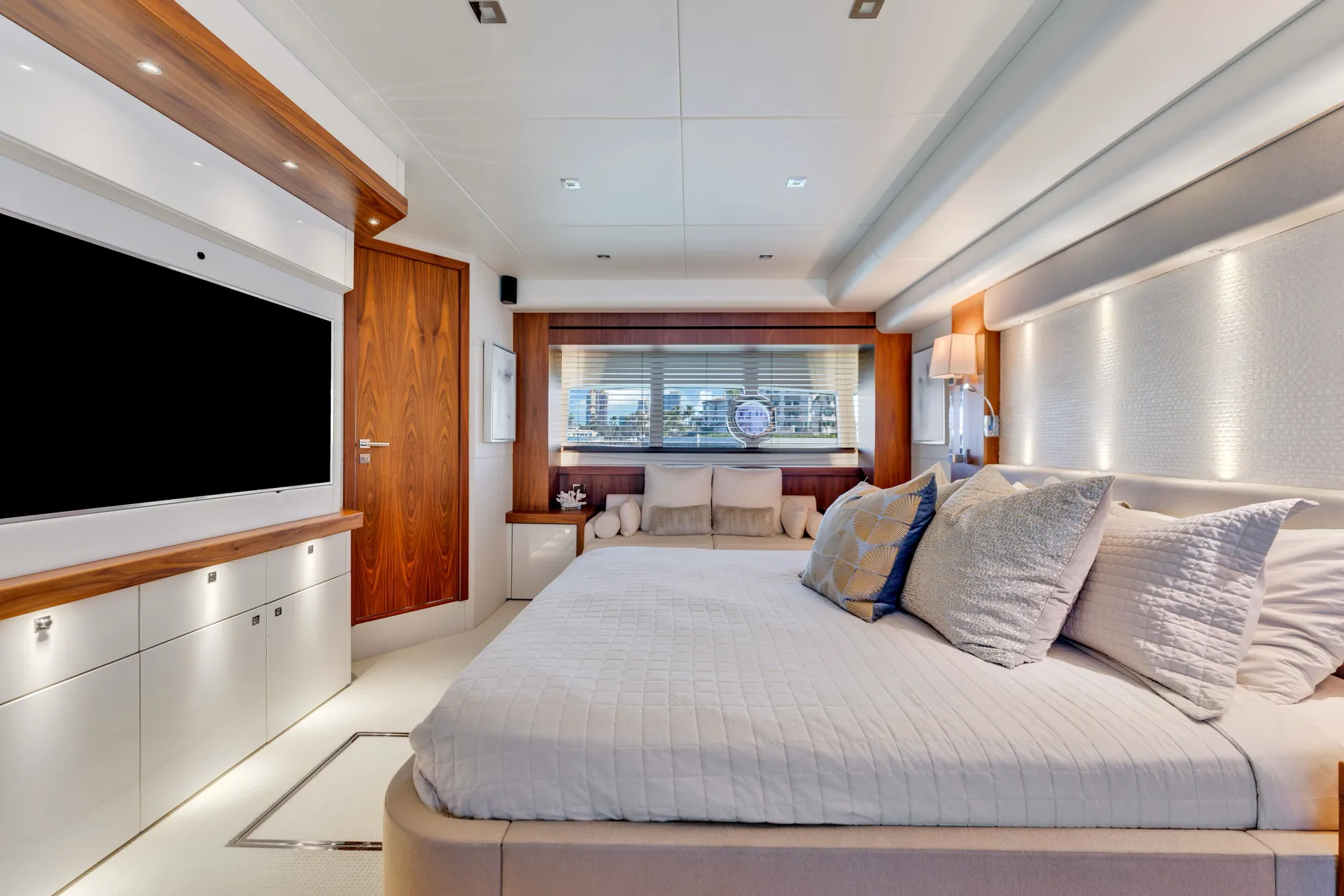 Sunseeker 95 Yacht in Miami Beach, FL — photo 4