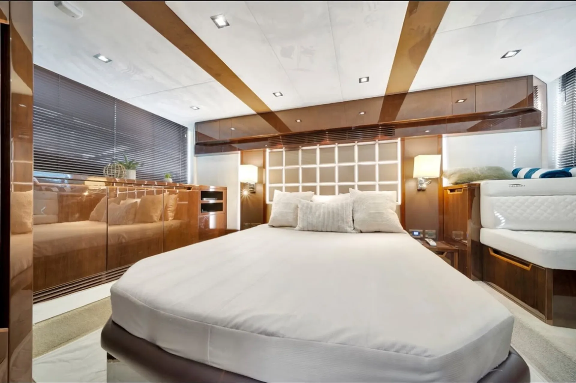Galeon 530 FLY in Miami, FL — photo 5