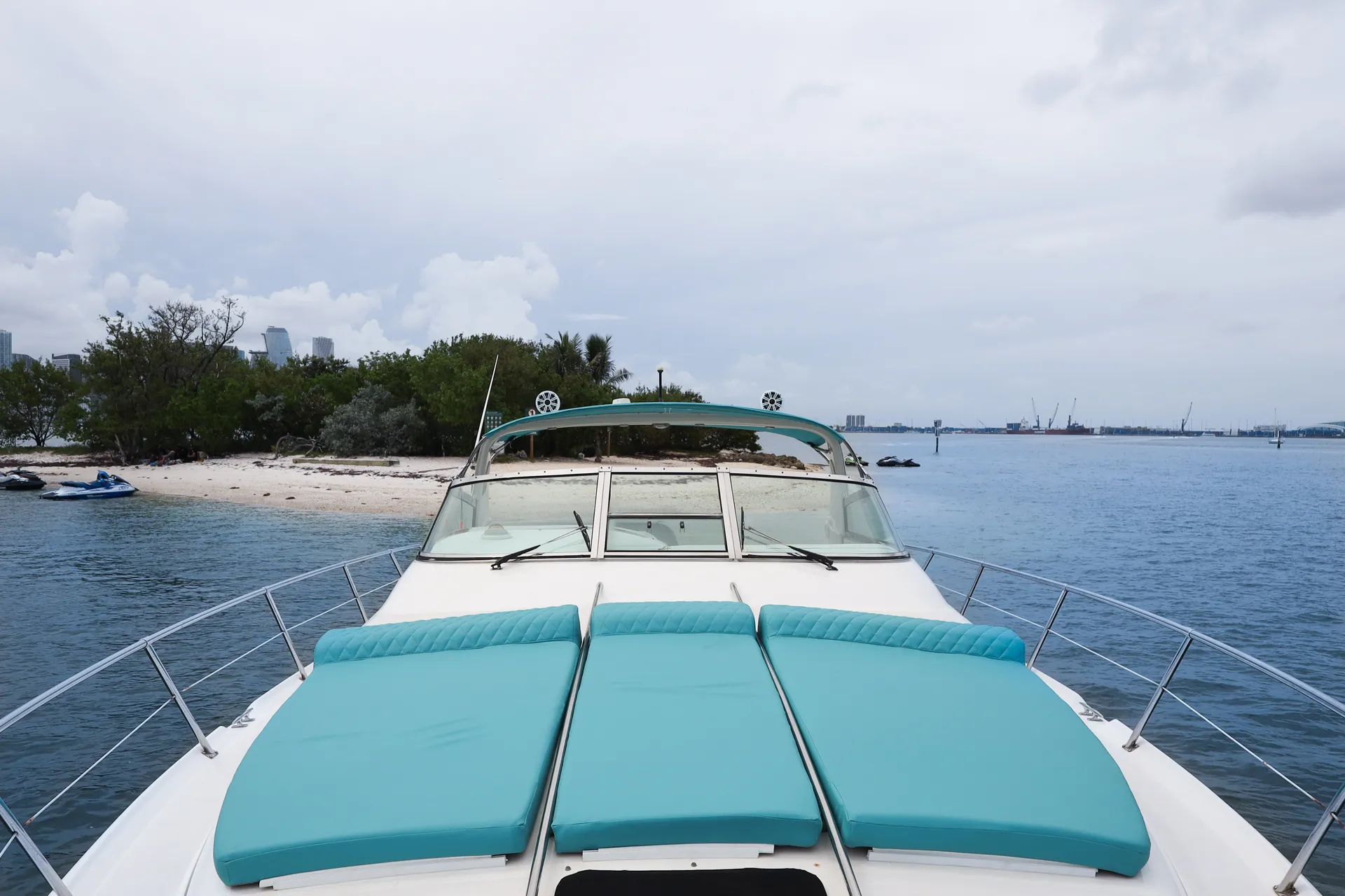 Sea Ray Boats 410 Sundancer in Miami, FL — photo 2