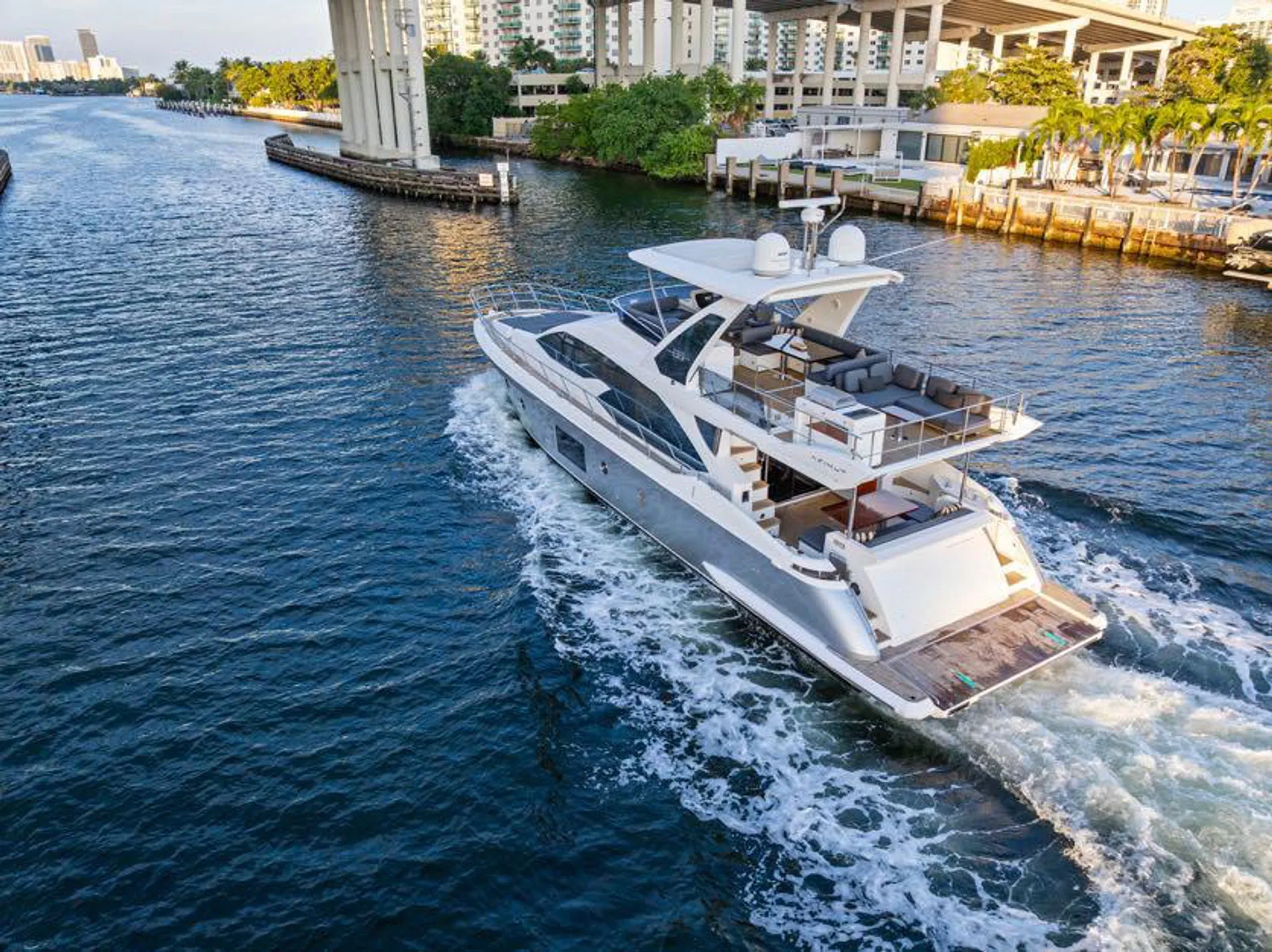 Azimut 68 FLYBRIDGE in Miami, FL — photo 2