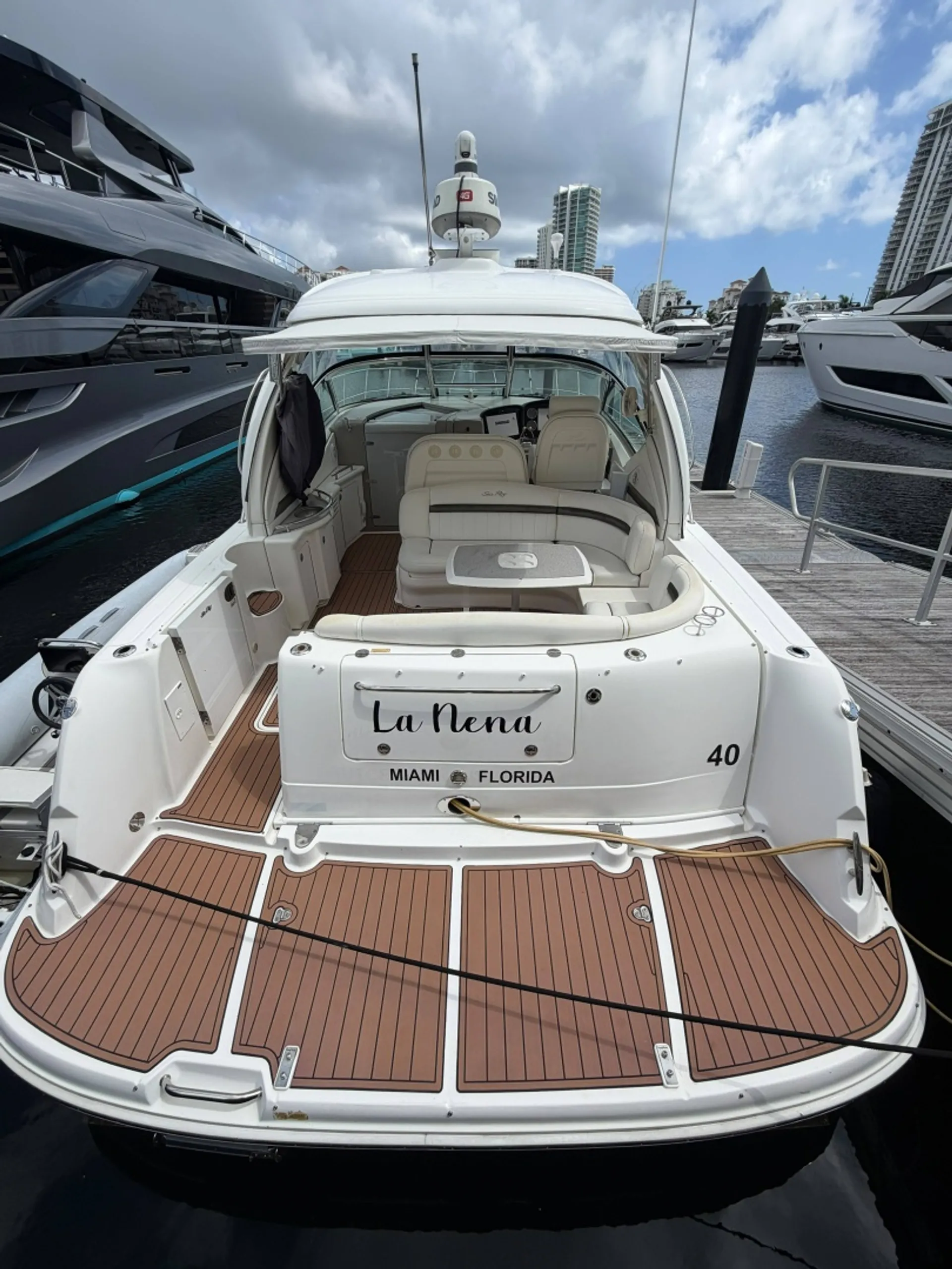 Sea Ray Sundancer — Luxury Cruising & Entertaining