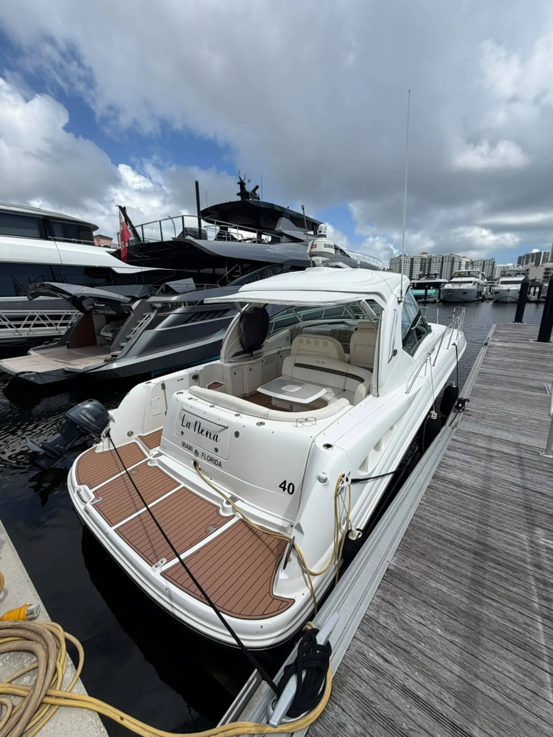 Sea Ray Sundancer — Luxury Cruising & Entertaining