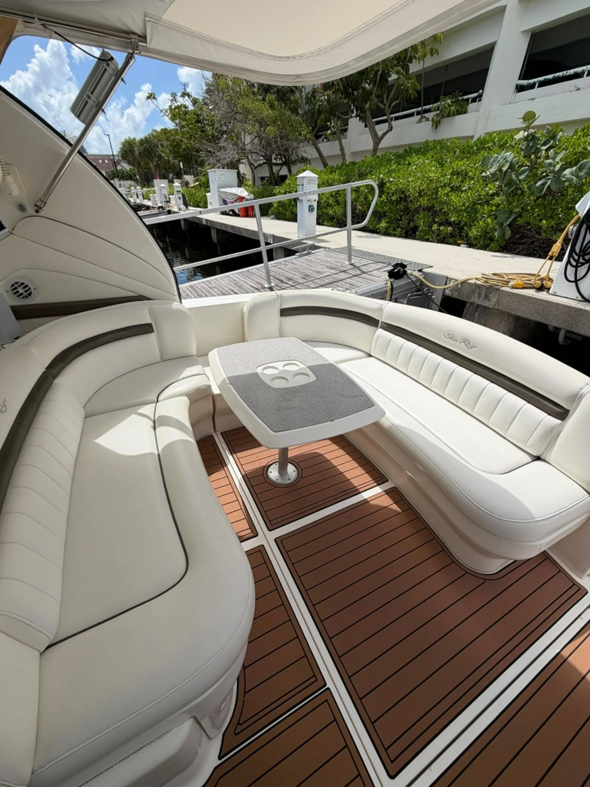 Sea Ray Sundancer — Luxury Cruising & Entertaining