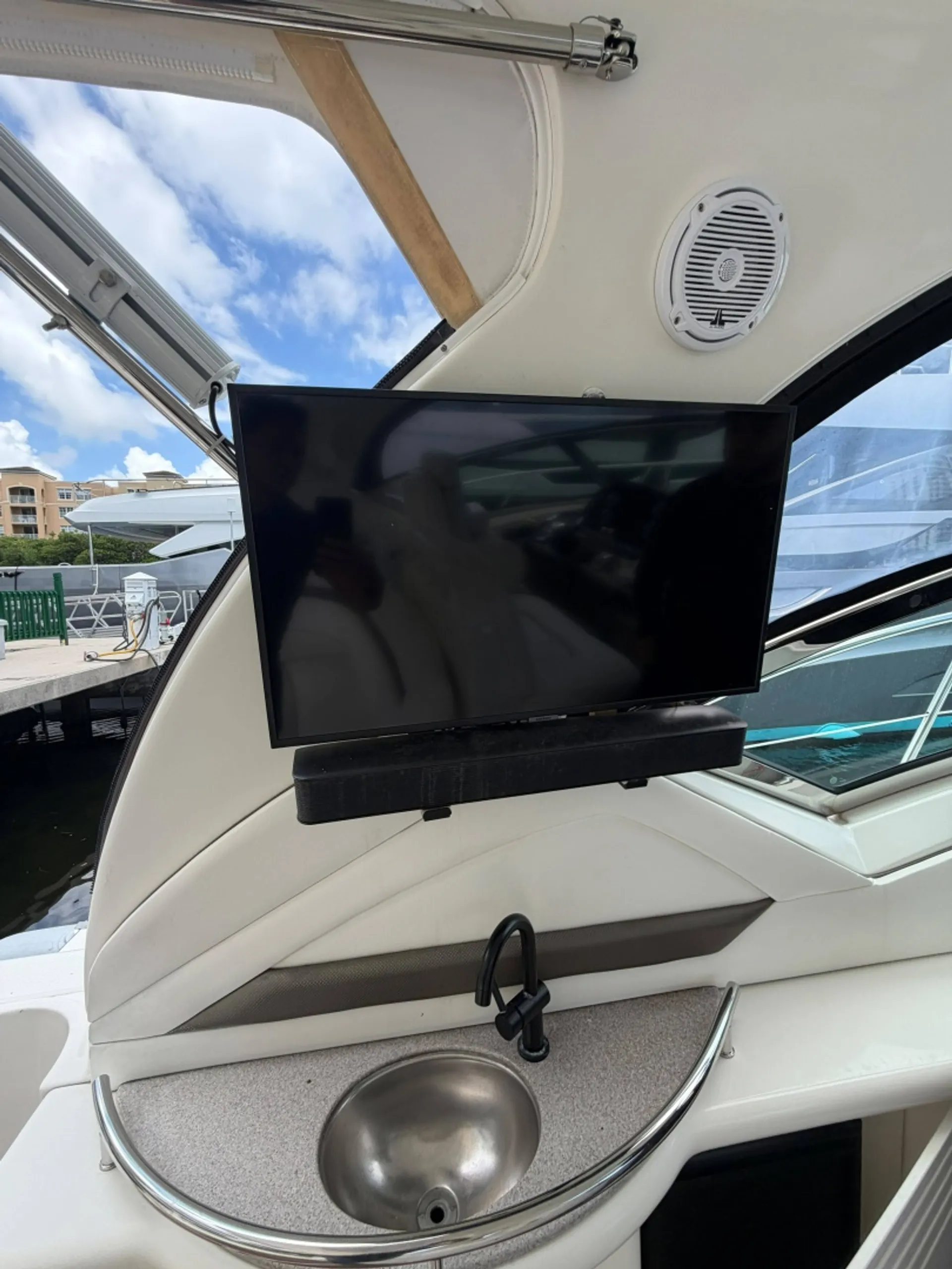 Sea Ray Sundancer — Luxury Cruising & Entertaining