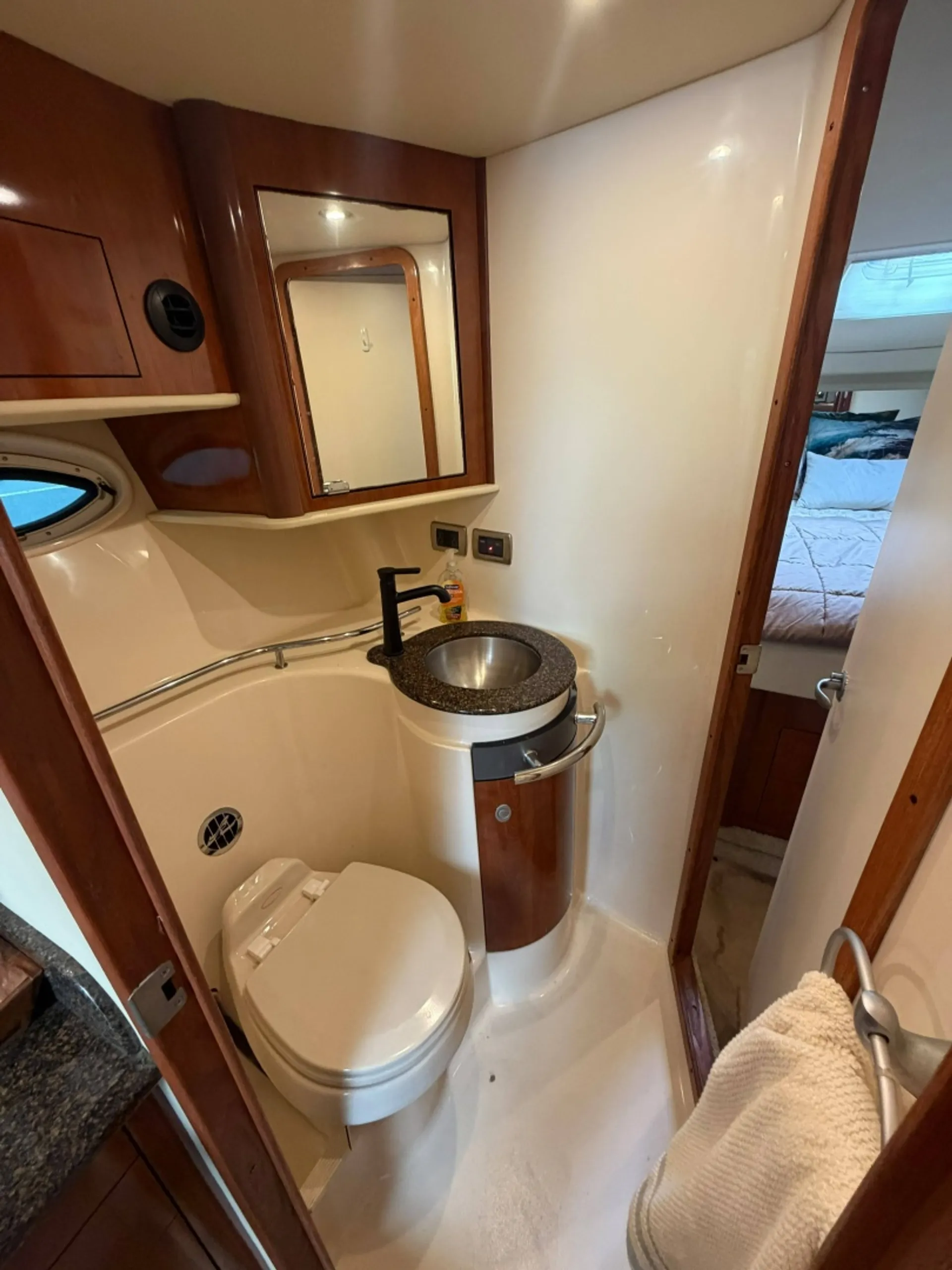 Sea Ray Sundancer — Luxury Cruising & Entertaining
