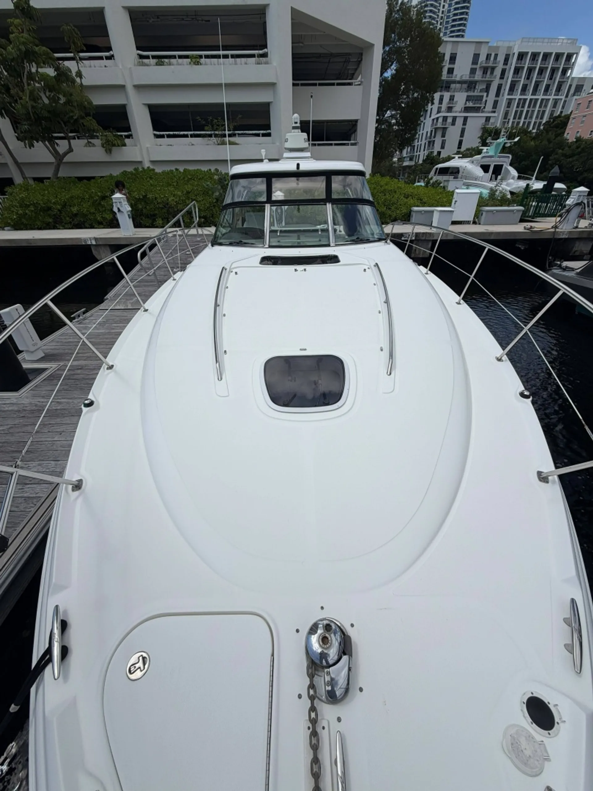 Sea Ray Sundancer — Luxury Cruising & Entertaining