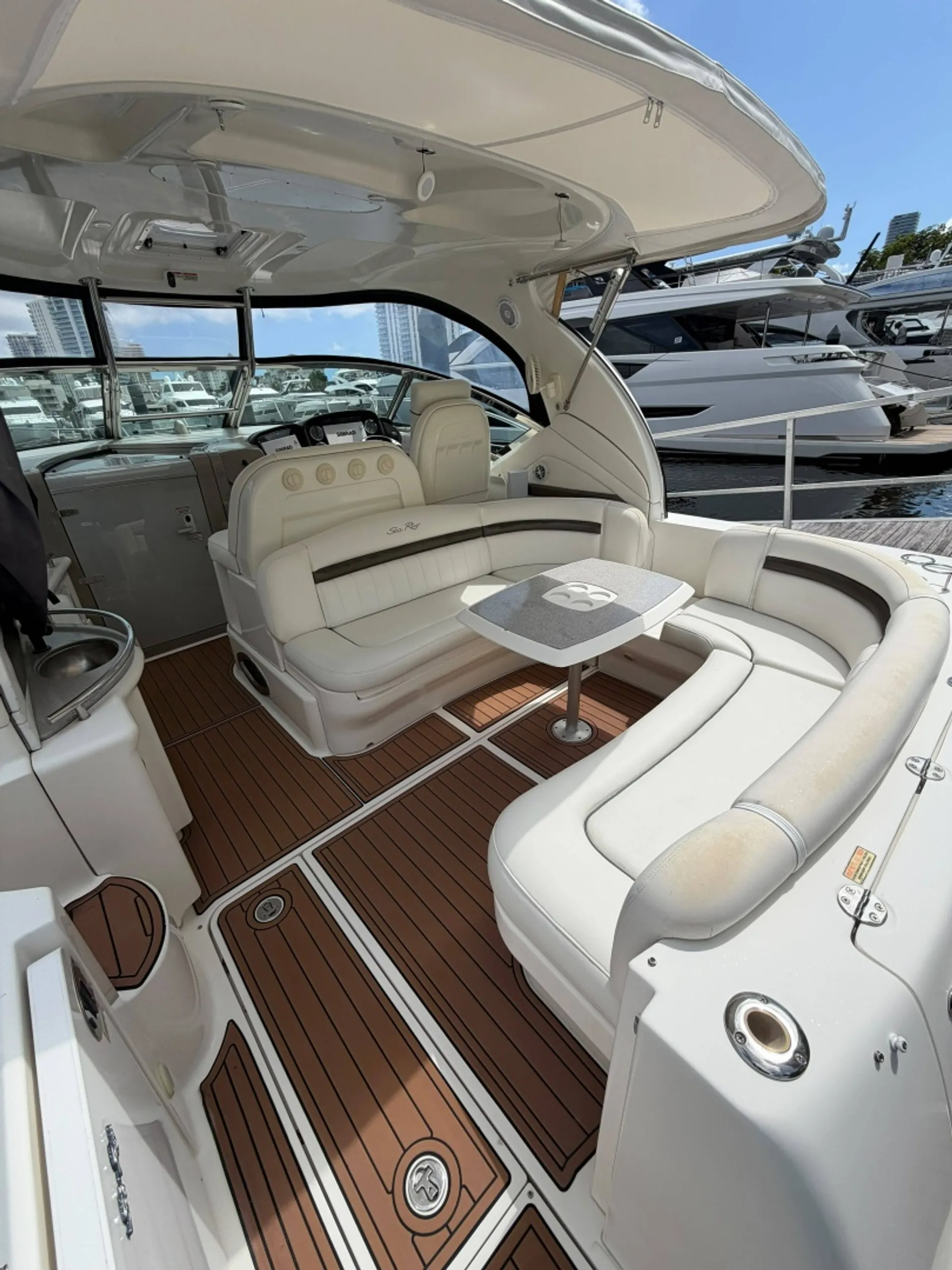 Sea Ray Sundancer — Luxury Cruising & Entertaining