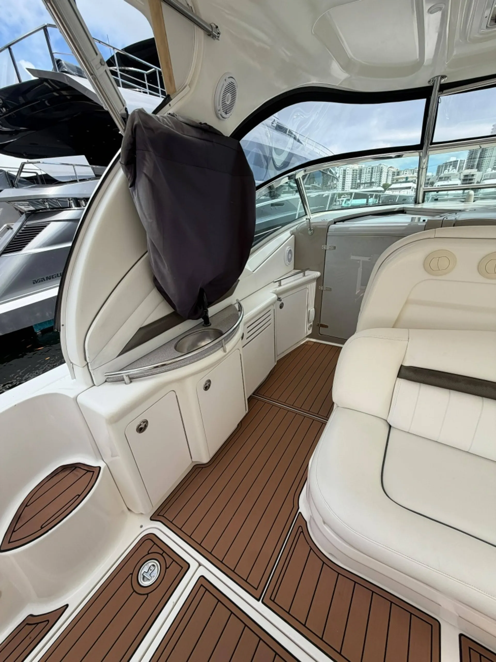 Sea Ray Sundancer — Luxury Cruising & Entertaining