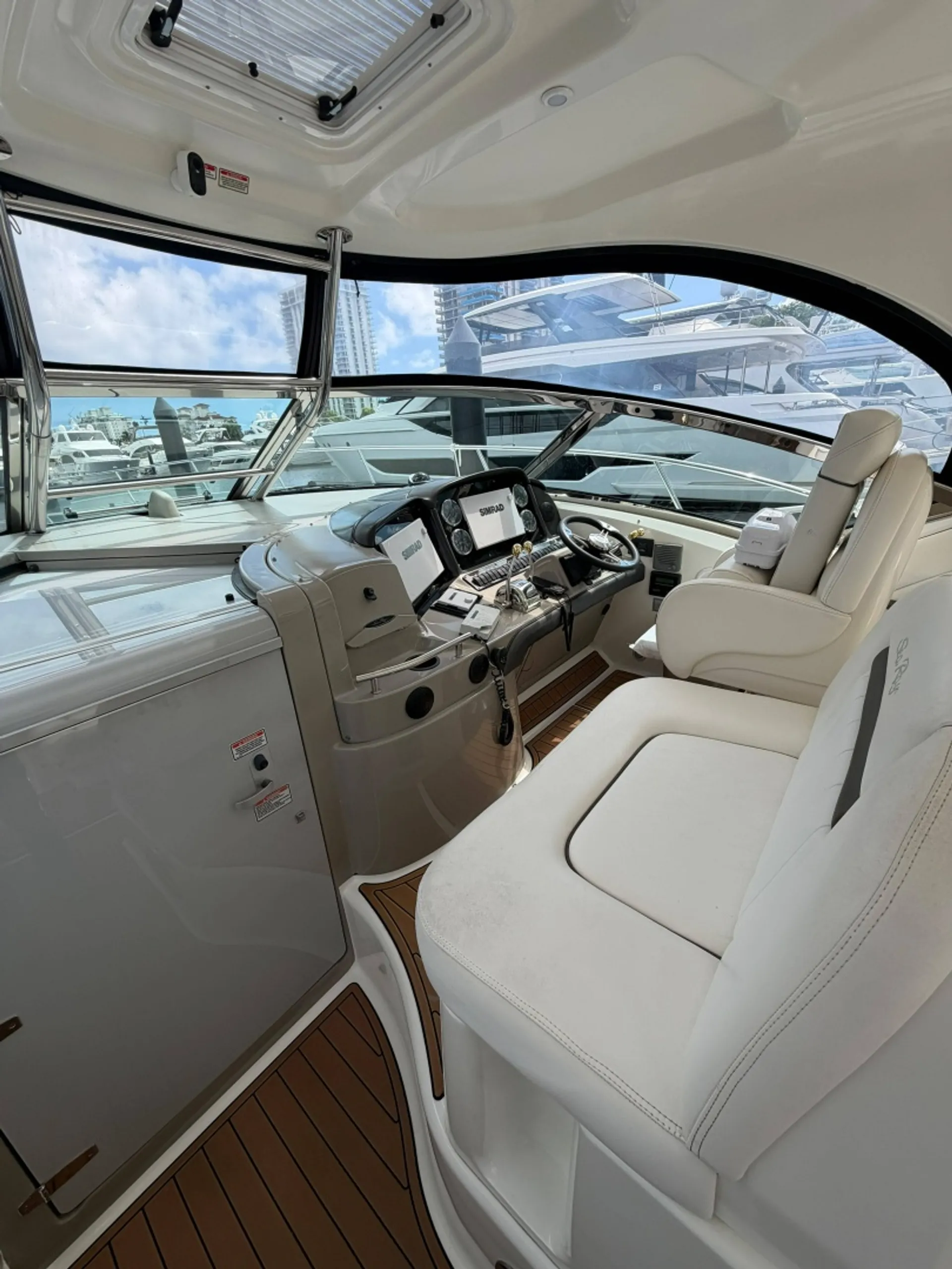 Sea Ray Sundancer — Luxury Cruising & Entertaining