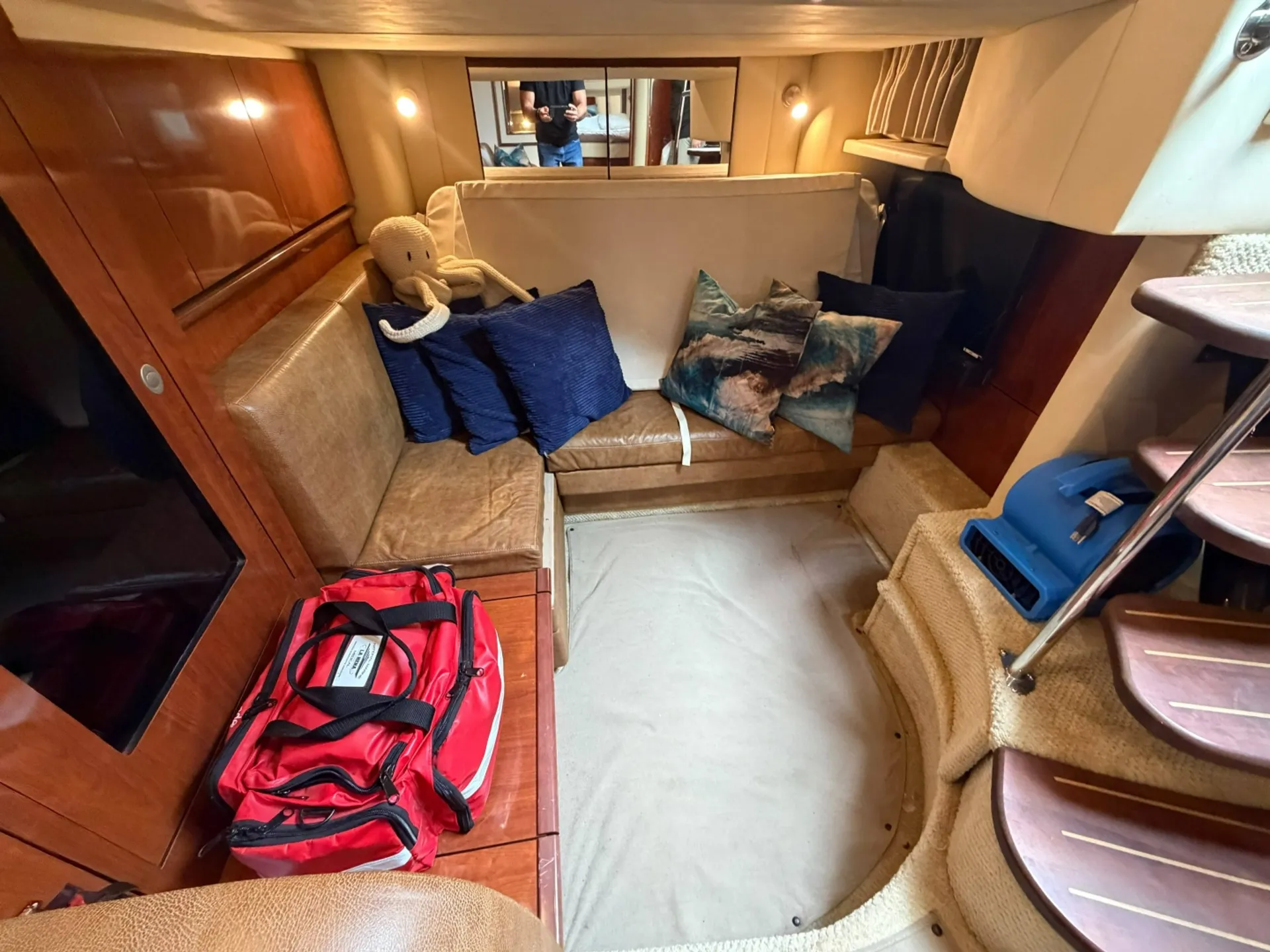 Sea Ray Sundancer — Luxury Cruising & Entertaining