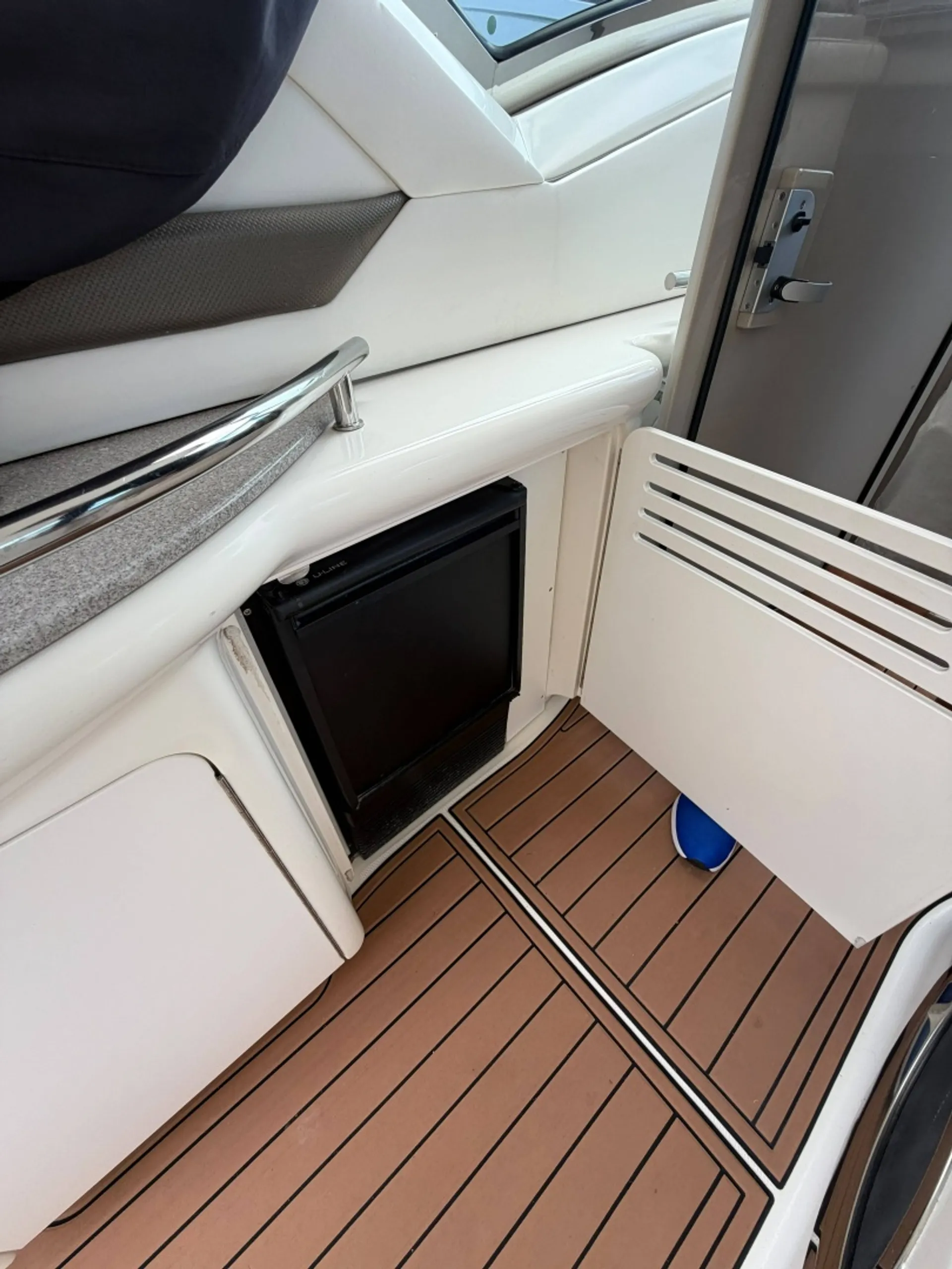 Sea Ray Sundancer — Luxury Cruising & Entertaining