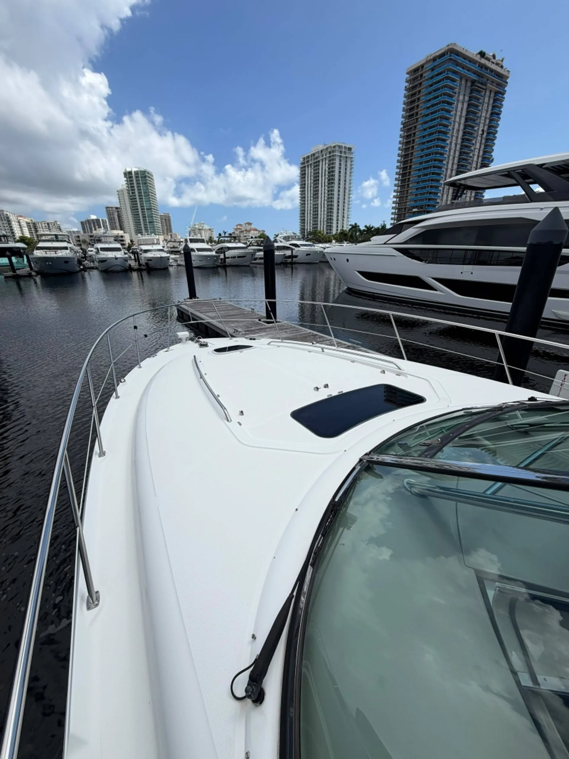 Sea Ray Sundancer — Luxury Cruising & Entertaining