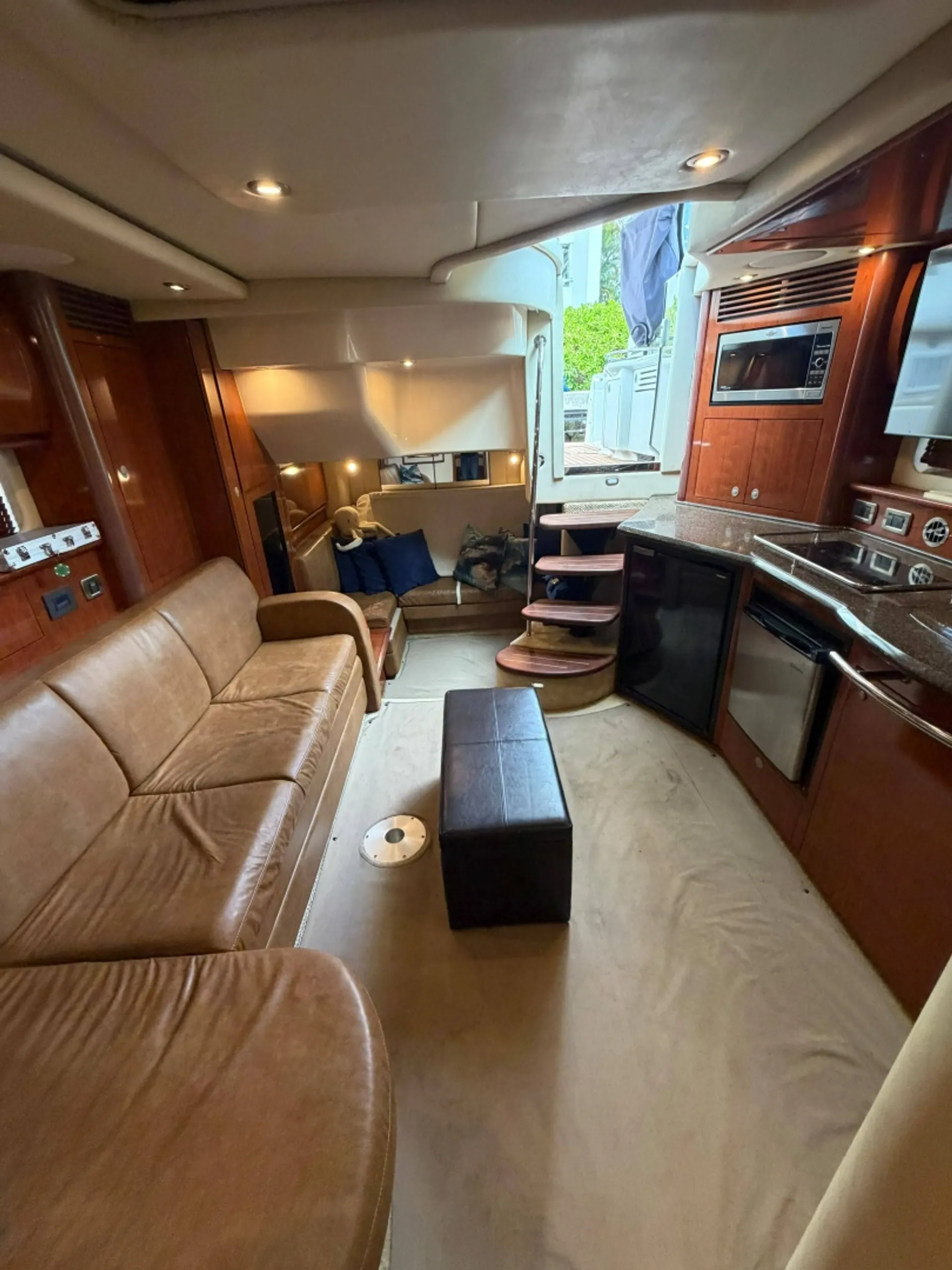 Sea Ray Sundancer — Luxury Cruising & Entertaining