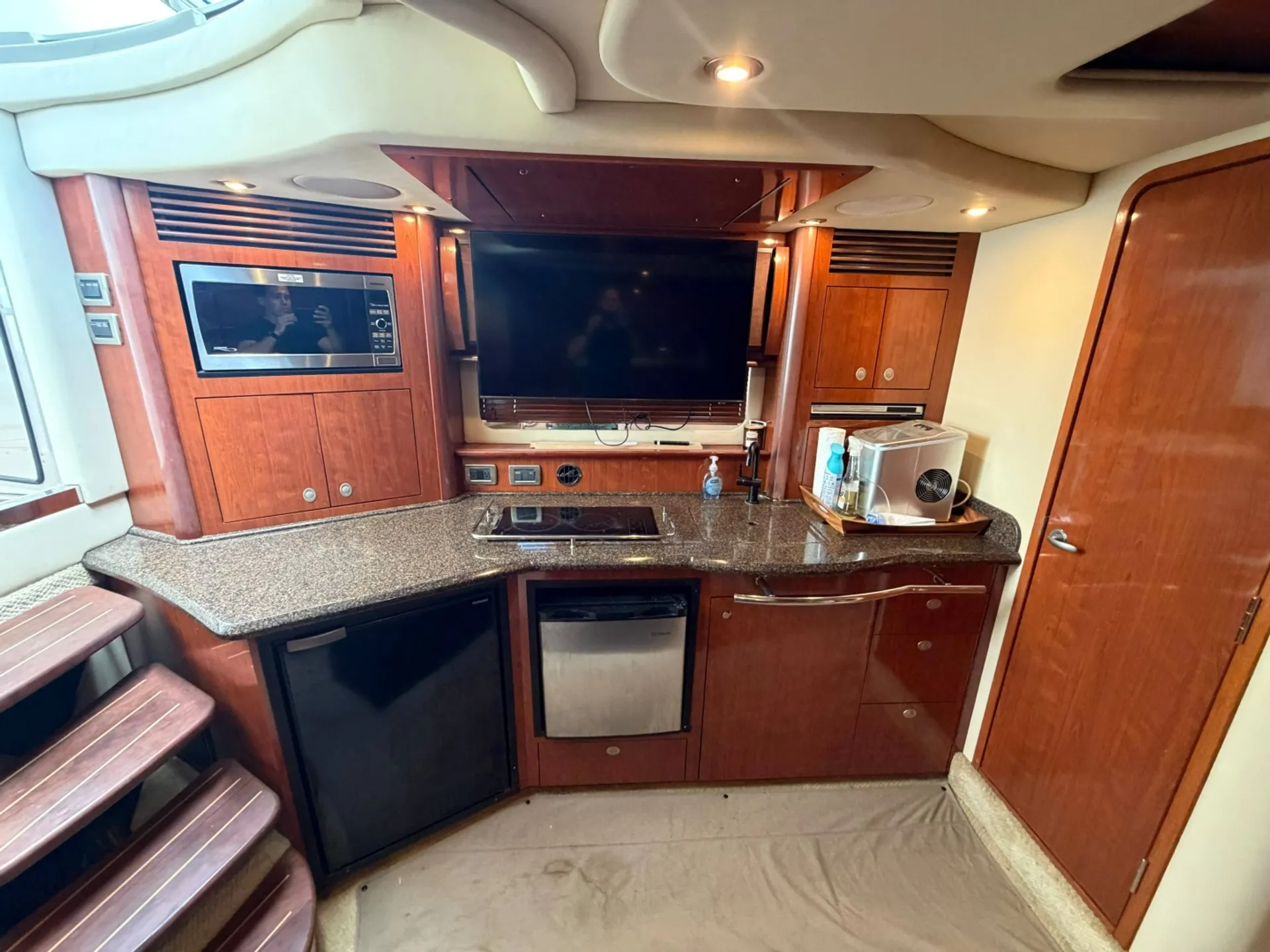 Sea Ray Sundancer — Luxury Cruising & Entertaining