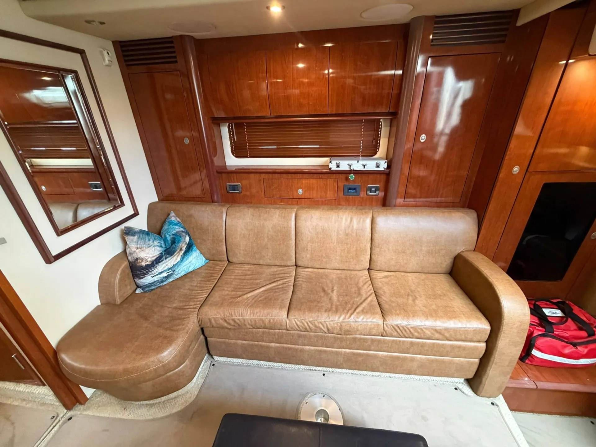 Sea Ray Sundancer — Luxury Cruising & Entertaining