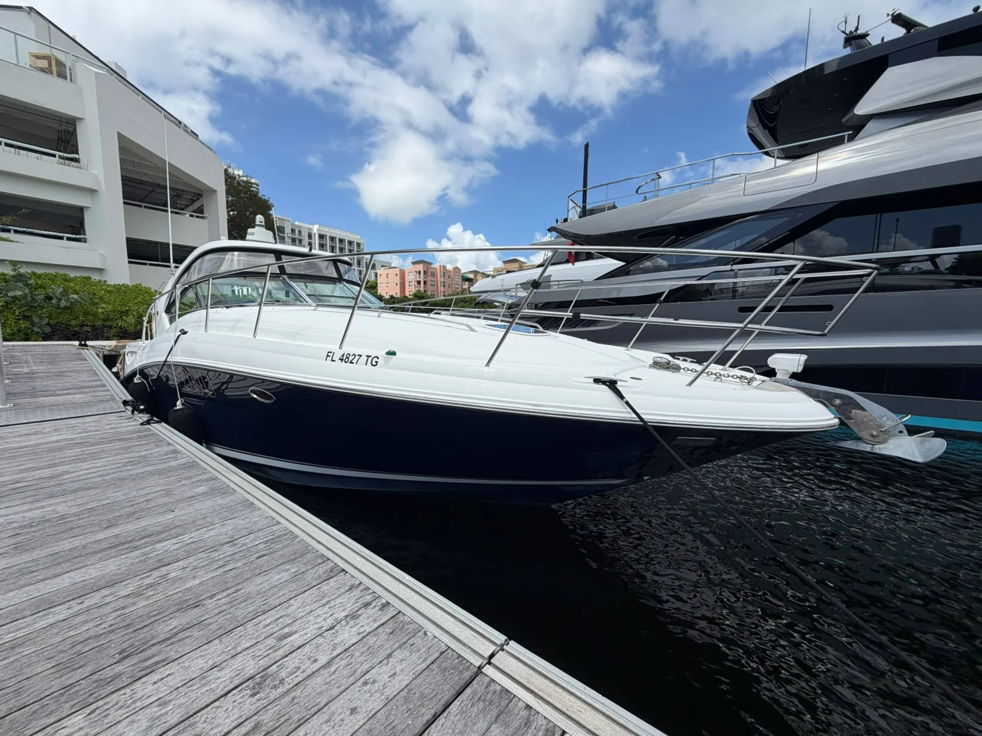 Sea Ray Sundancer — Luxury Cruising & Entertaining