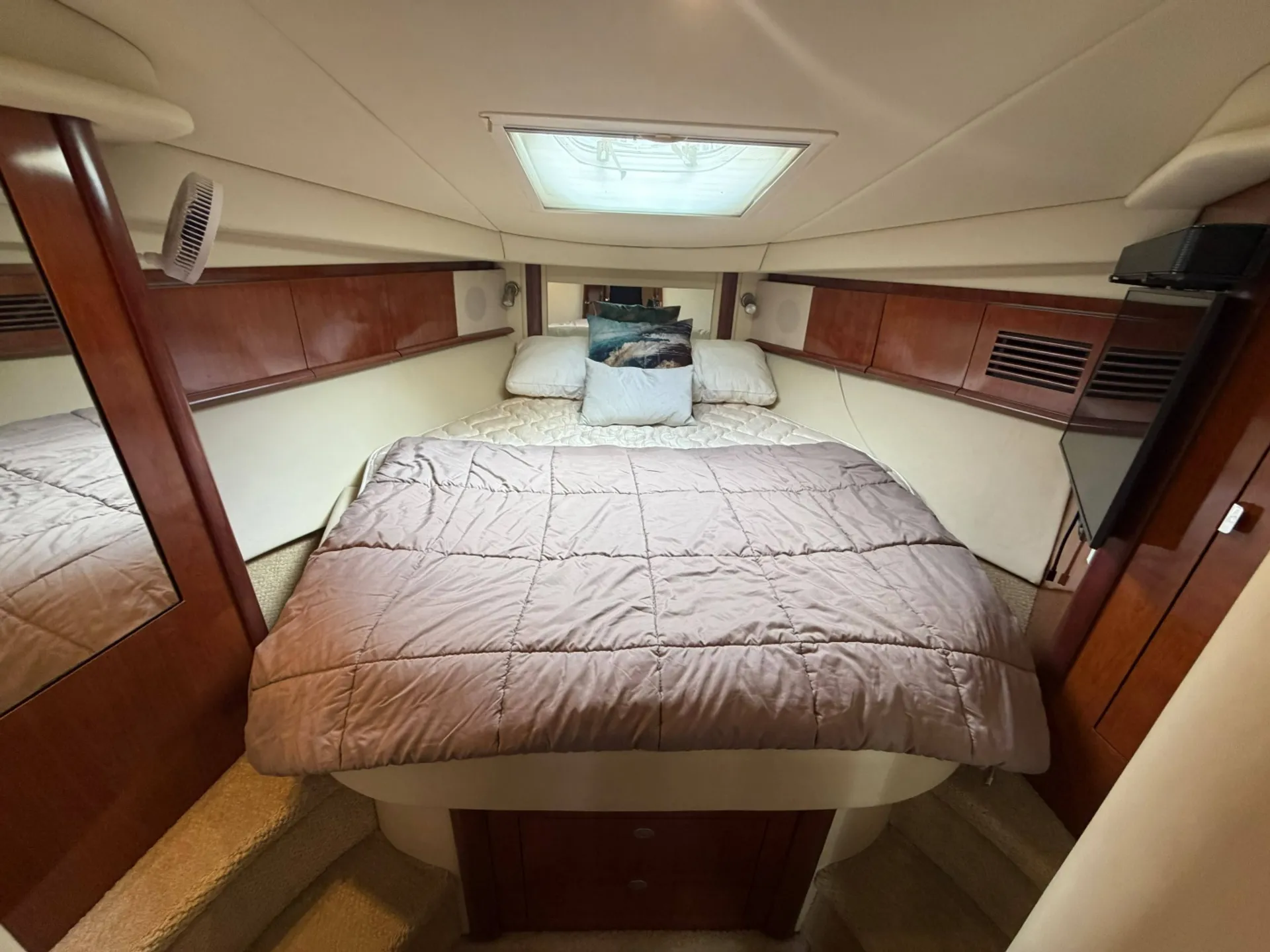 Sea Ray Sundancer — Luxury Cruising & Entertaining