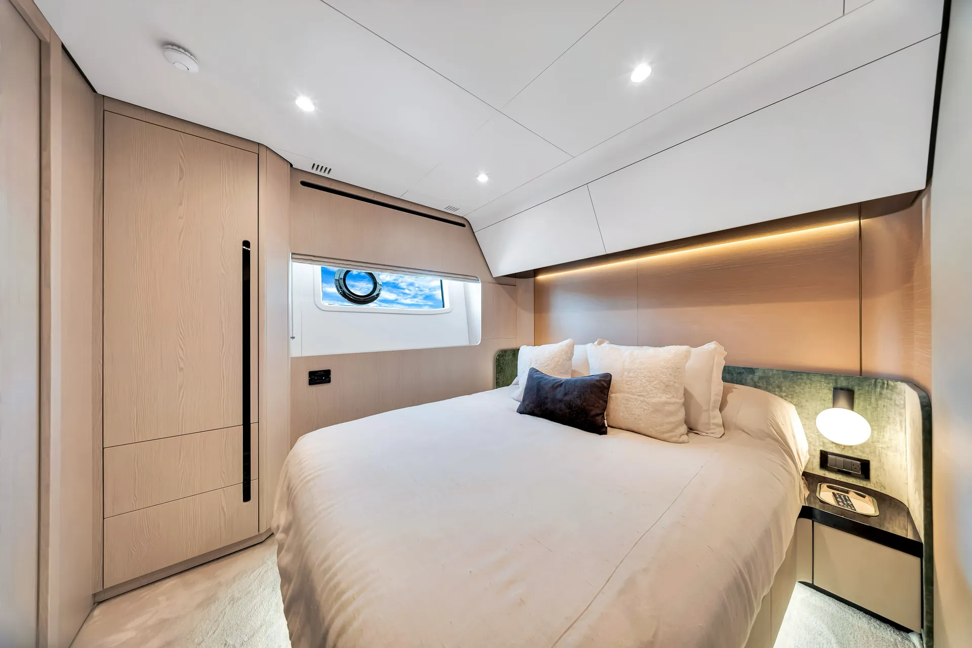 Azimut 80 Flybridge in Pompano Beach, FL — photo 6