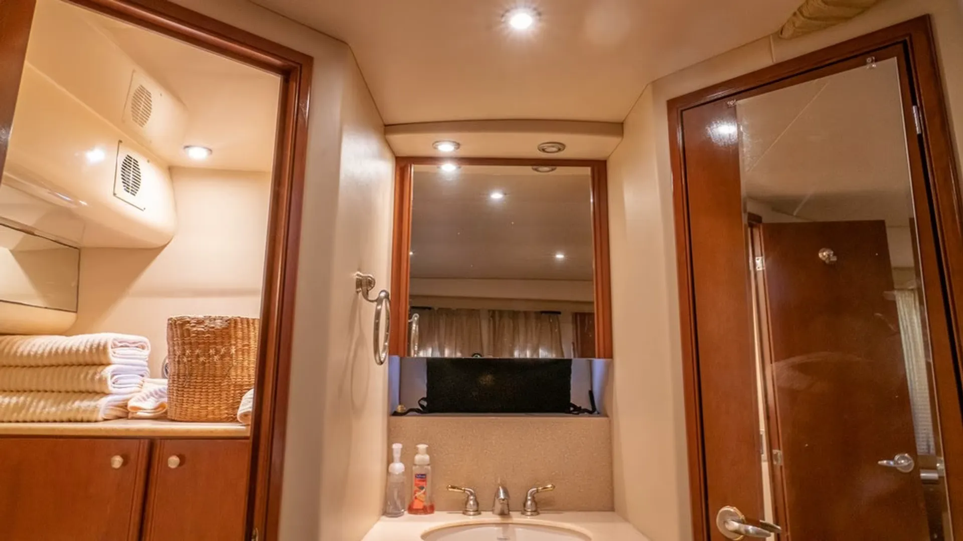 Meridian Yachts 408 Motoryacht in Fort Lauderdale, FL — photo 9