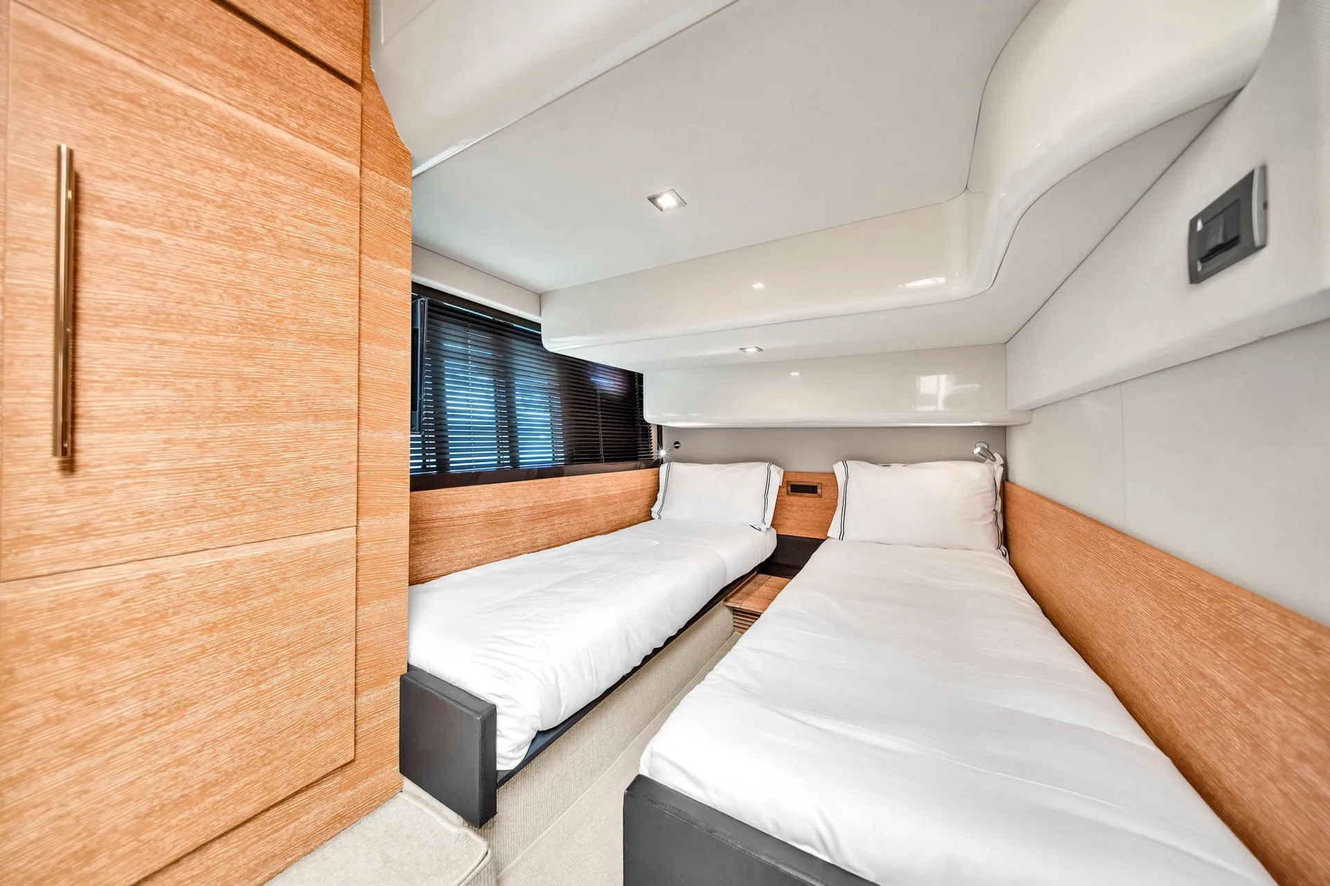 Miami Flybridge Escape — 48ft Azimut Cruise, Sandbar & Floating Lounge