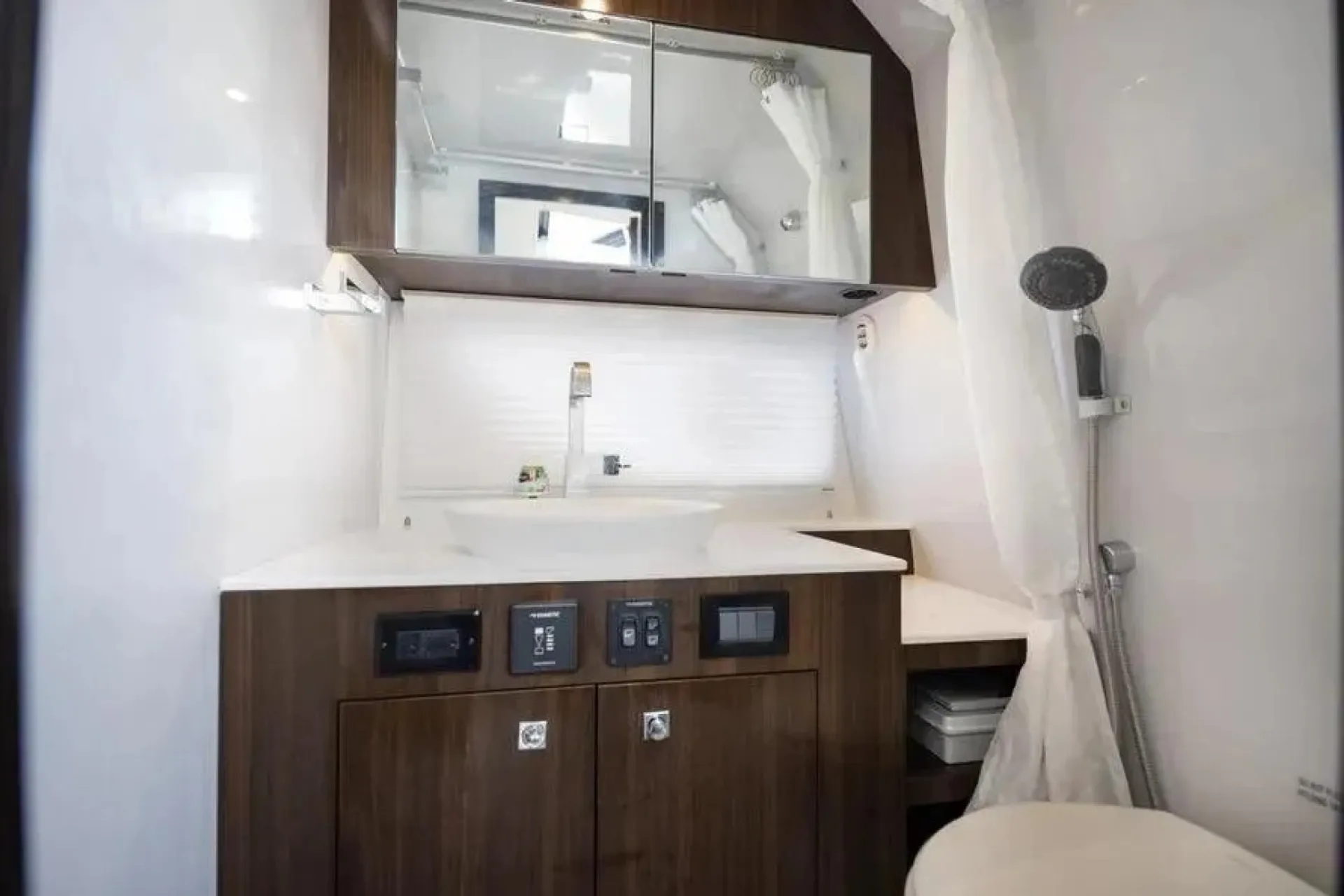 38’ Cruisers Yachts 38 GLS — Luxury, Power & Coastal Cruising