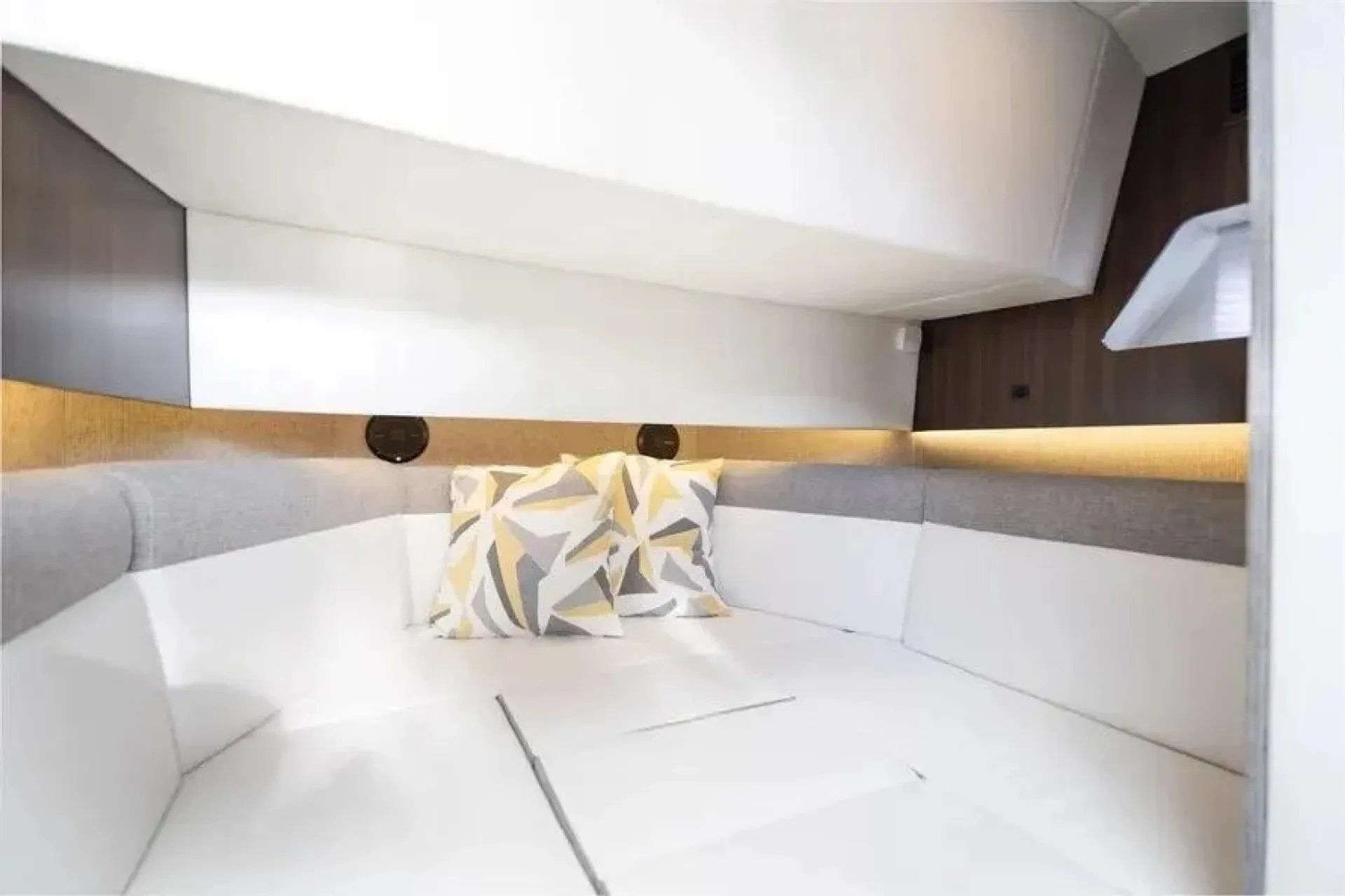 38’ Cruisers Yachts 38 GLS — Luxury, Power & Coastal Cruising
