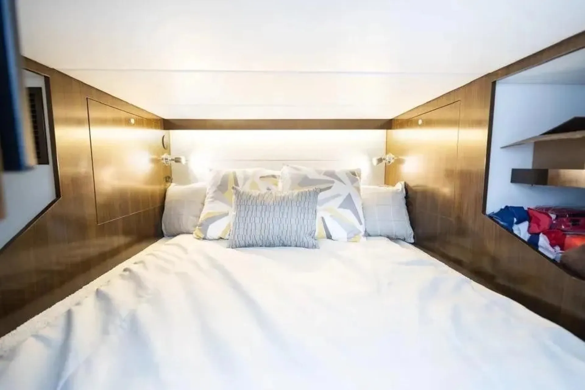 38’ Cruisers Yachts 38 GLS — Luxury, Power & Coastal Cruising