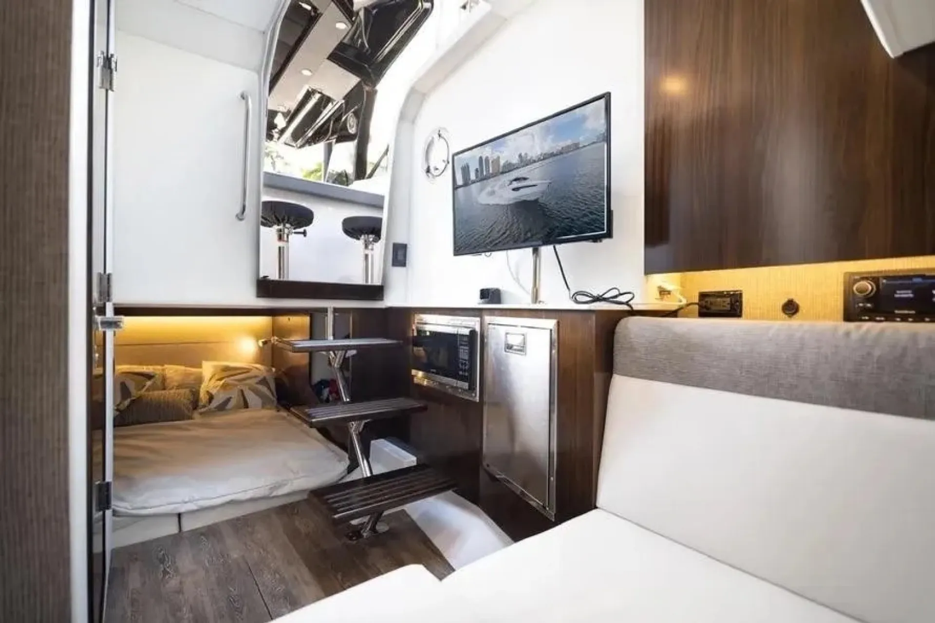38’ Cruisers Yachts 38 GLS — Luxury, Power & Coastal Cruising