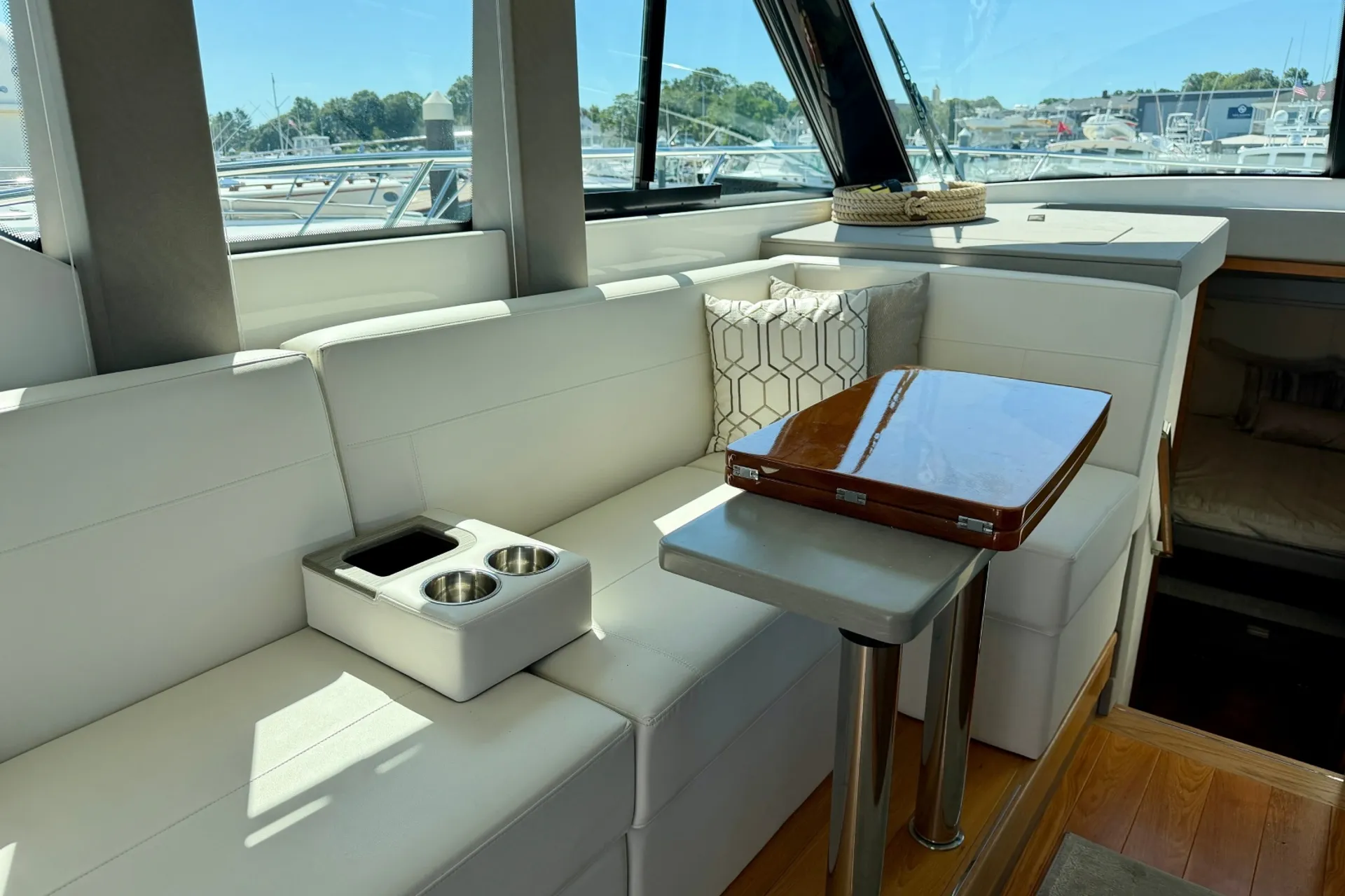TIARA YACHTS 39 COUPE (VOLVO) in New York, NY — photo 4