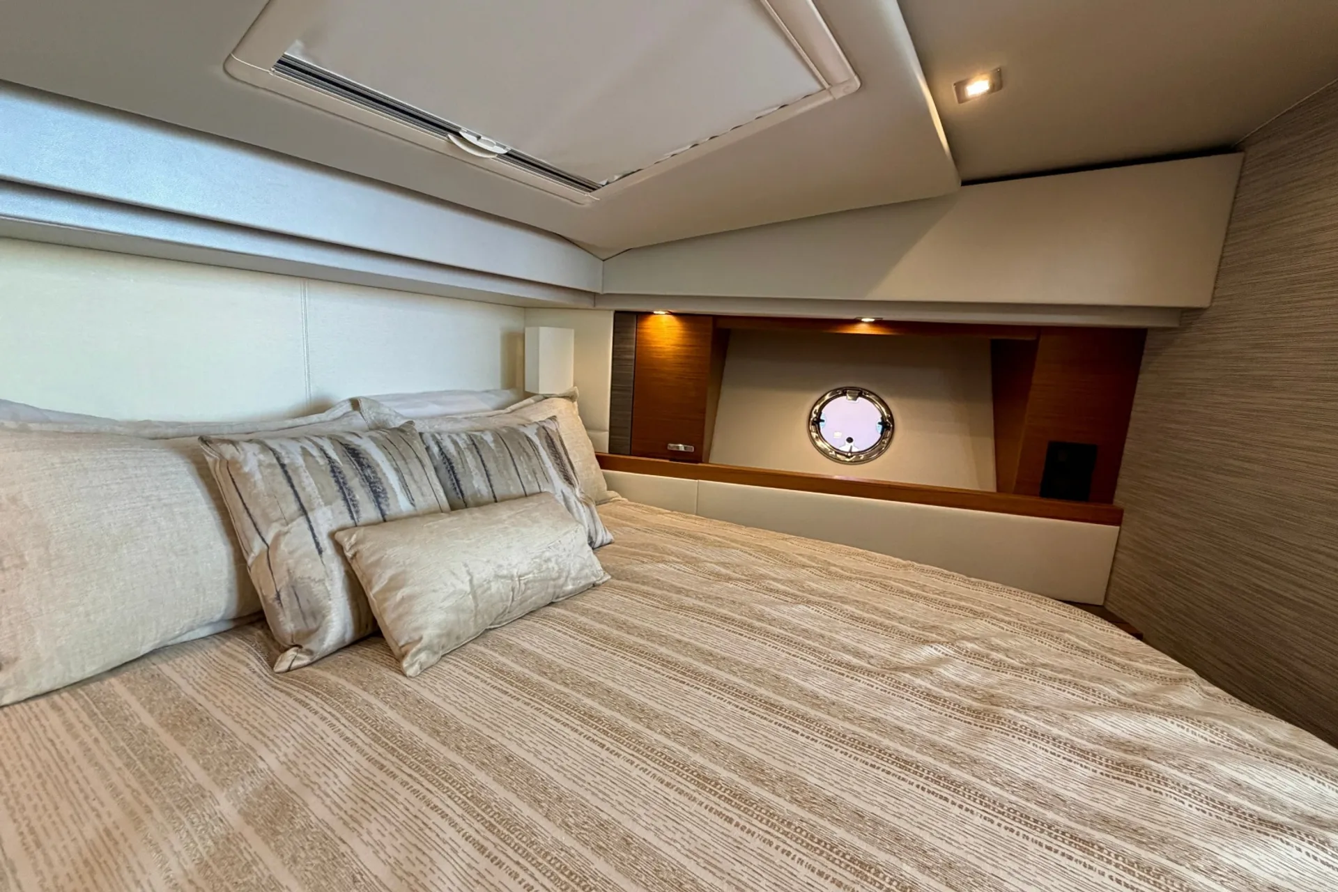 Luxury 39’ C39 | Volvo IPS Joystick | Generator