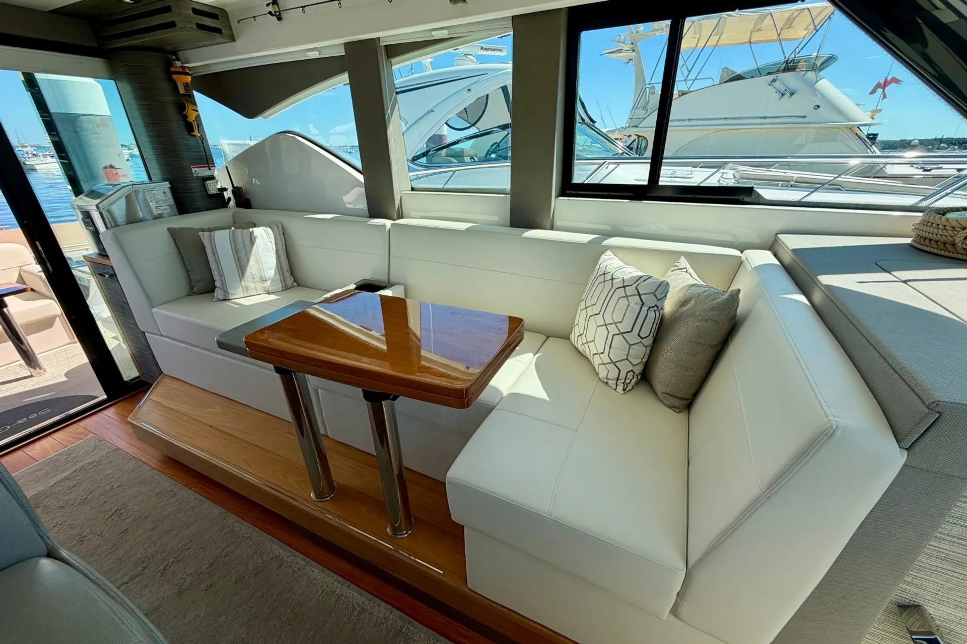 Luxury 39’ C39 | Volvo IPS Joystick | Generator