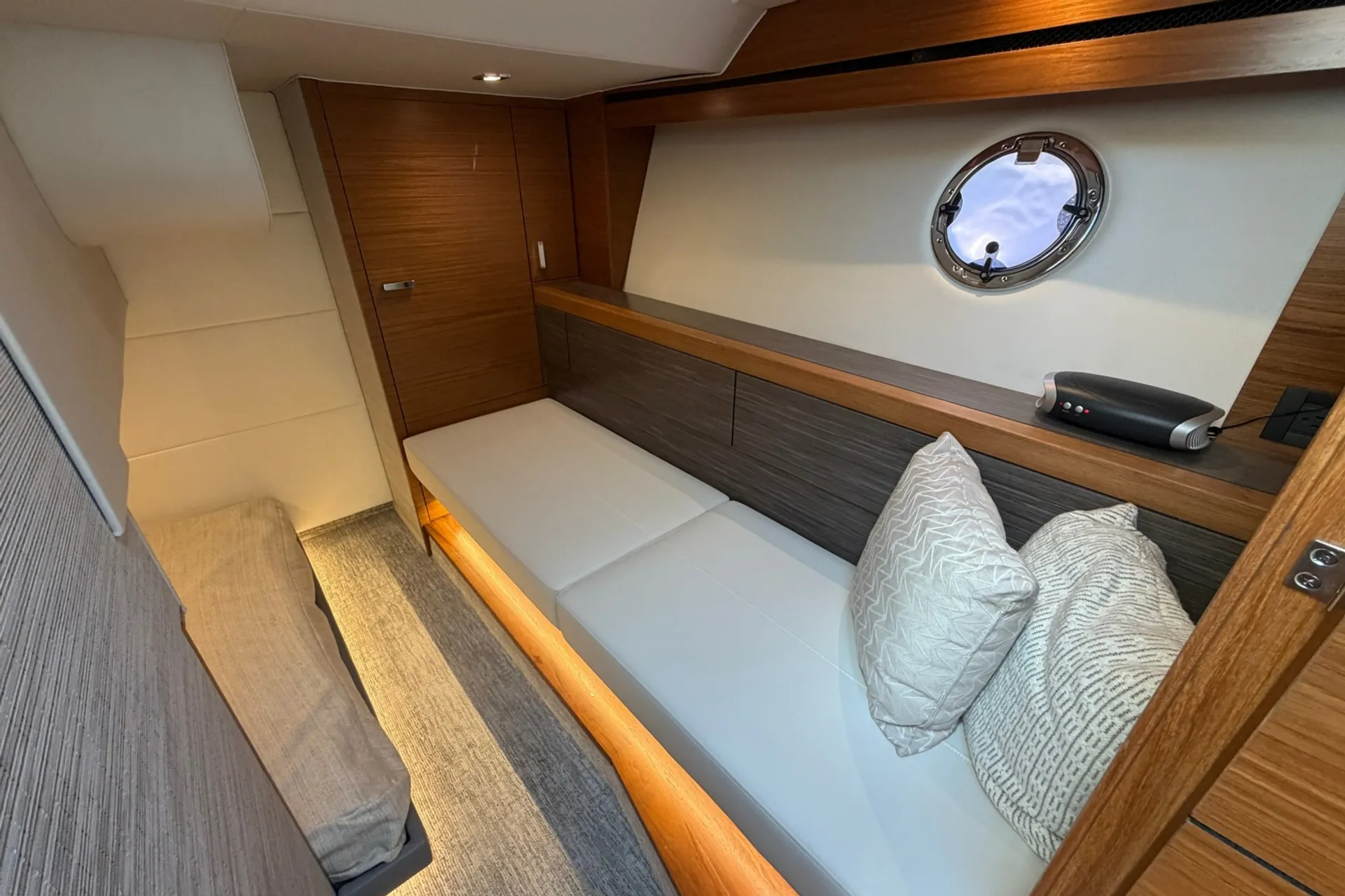 Luxury 39’ C39 | Volvo IPS Joystick | Generator