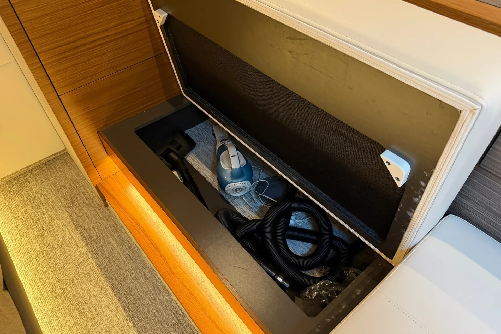 Luxury 39’ C39 | Volvo IPS Joystick | Generator