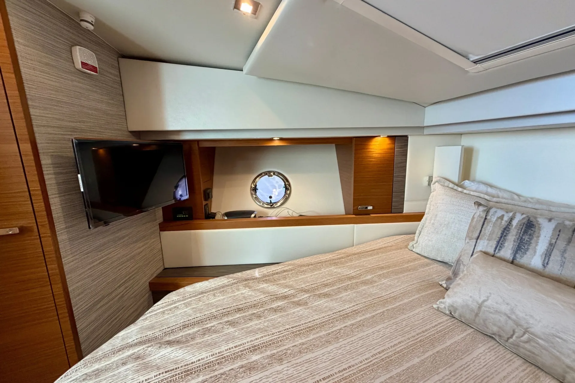 Luxury 39’ C39 | Volvo IPS Joystick | Generator