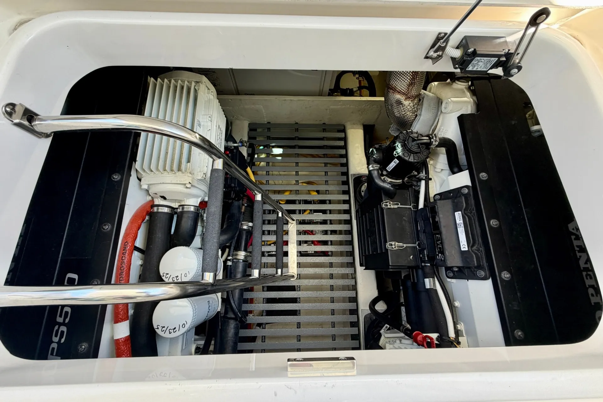 Luxury 39’ C39 | Volvo IPS Joystick | Generator