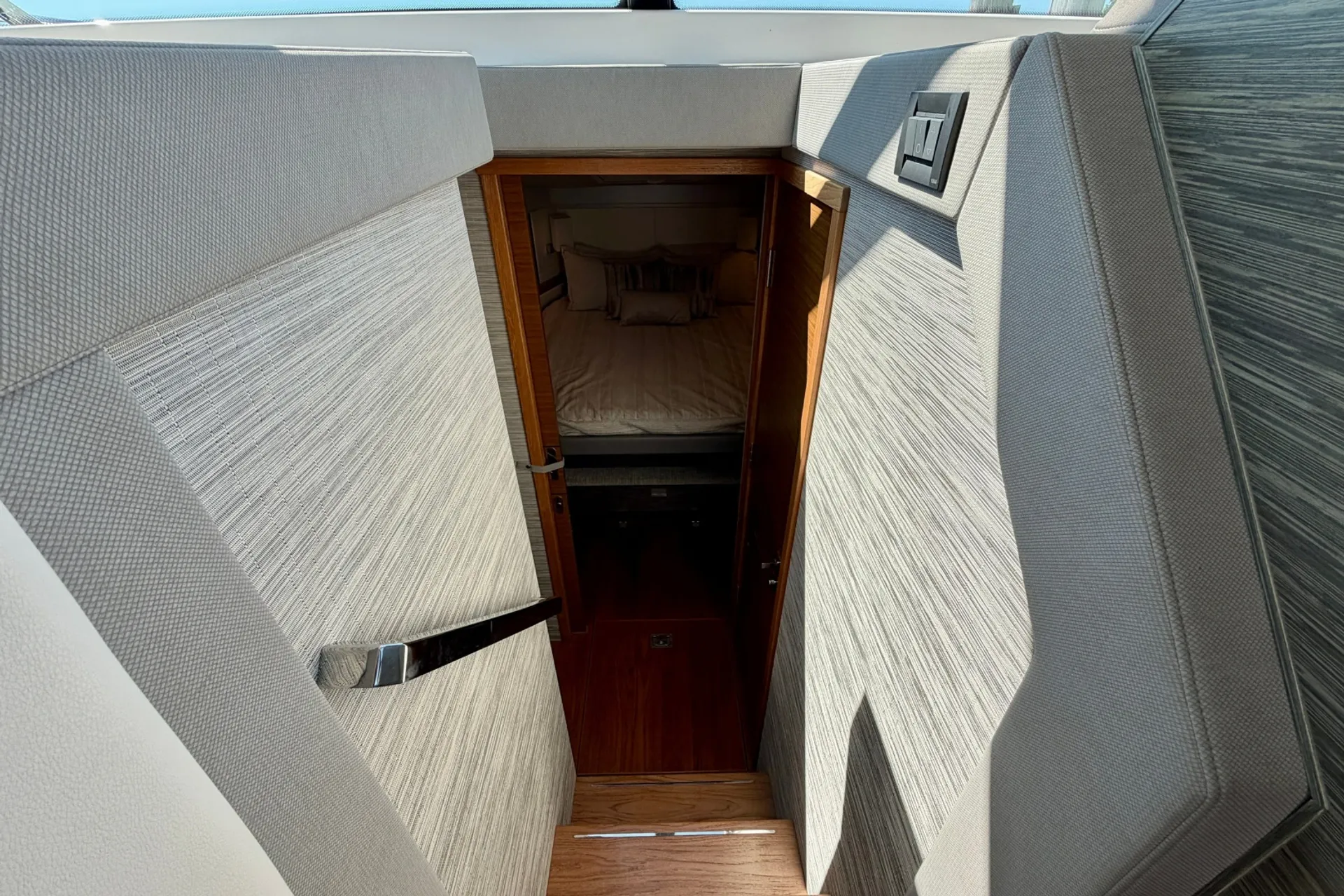 Luxury 39’ C39 | Volvo IPS Joystick | Generator