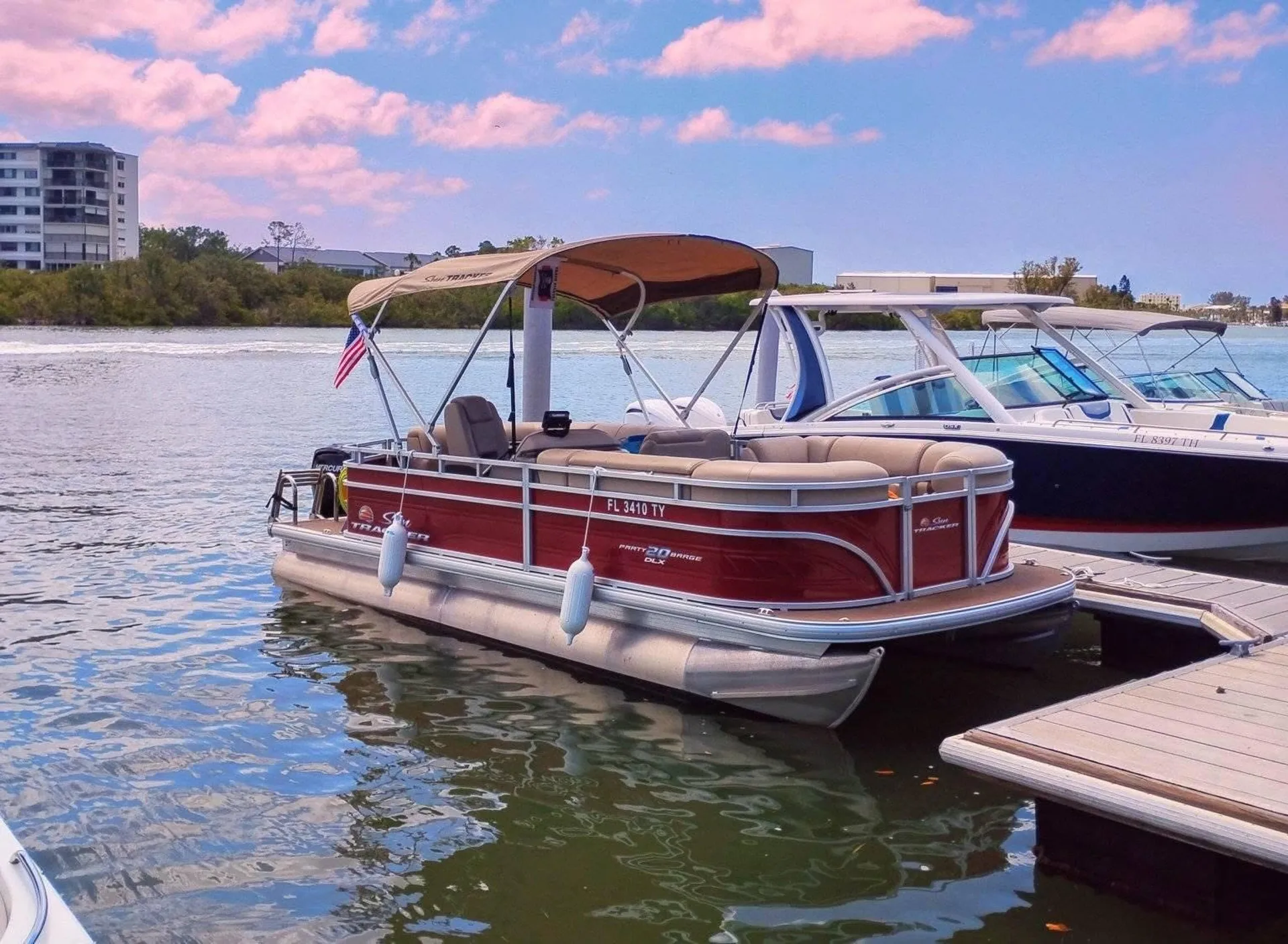SUN TRACKER PARTY BARGE 20 DLX in South Pasadena, FL