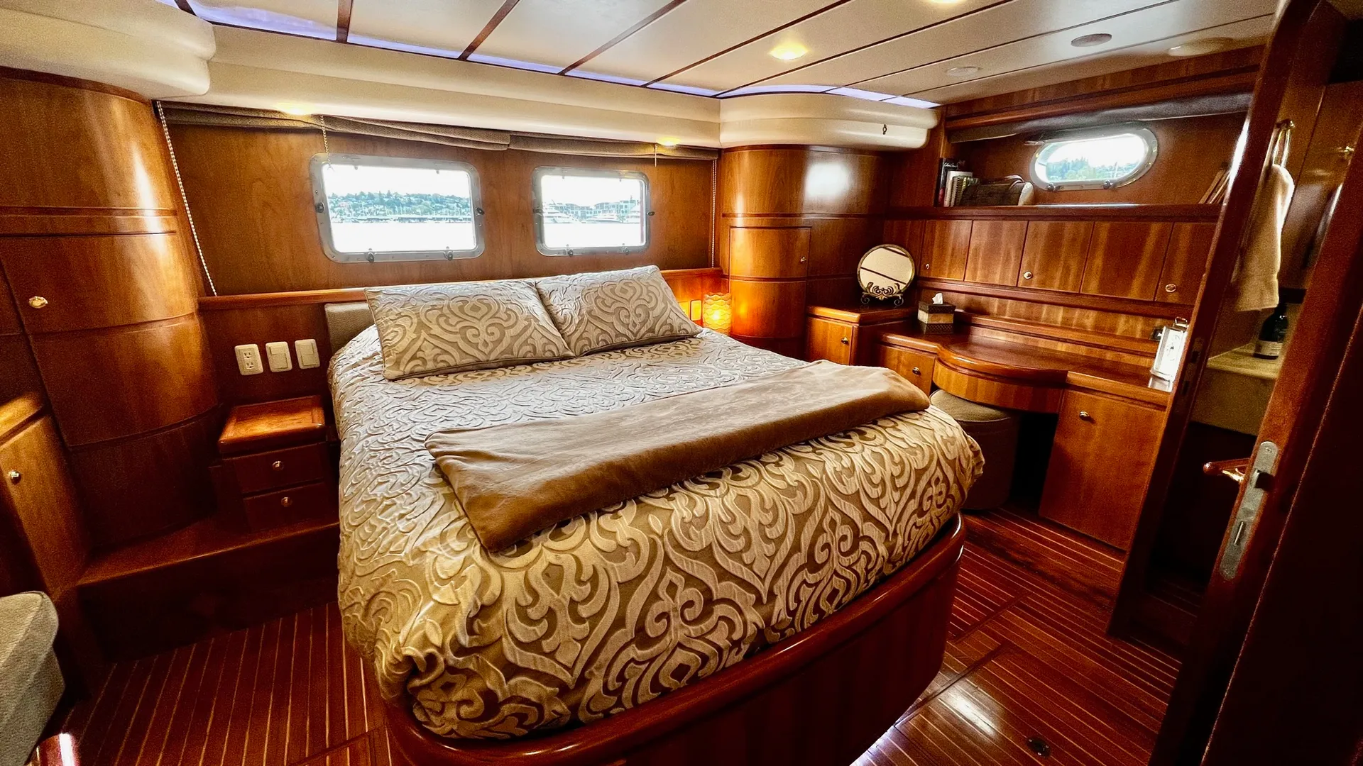 Luxury 67' yacht Seattle Sailgate Lighted Christmas Cruise 13 pax