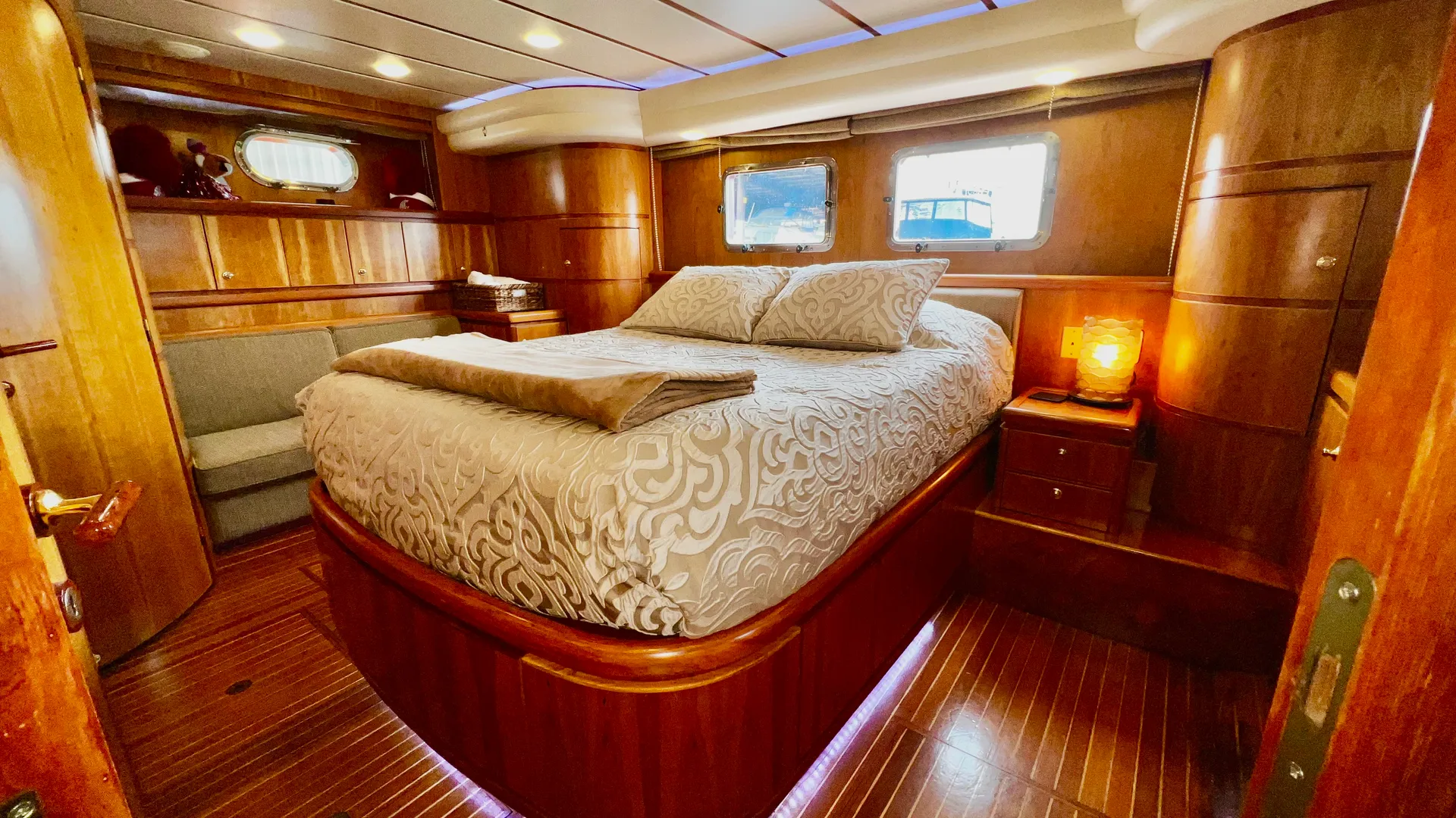 Luxury 67' yacht Seattle Sailgate Lighted Christmas Cruise 13 pax