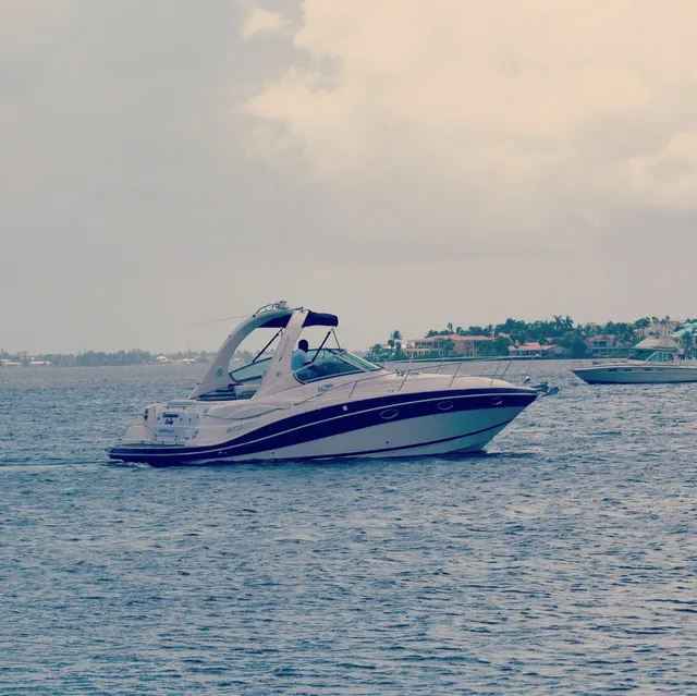 Rent a Four Winns motor yacht in Grand Prairie, TX near me