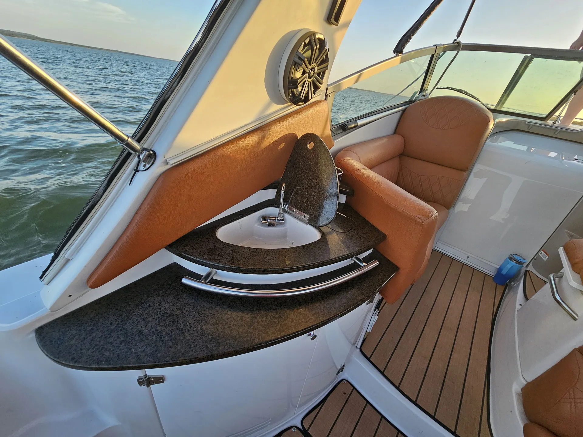 33' Four Winns For Ultimate Yacht Experience On Lake Ridge Parkway